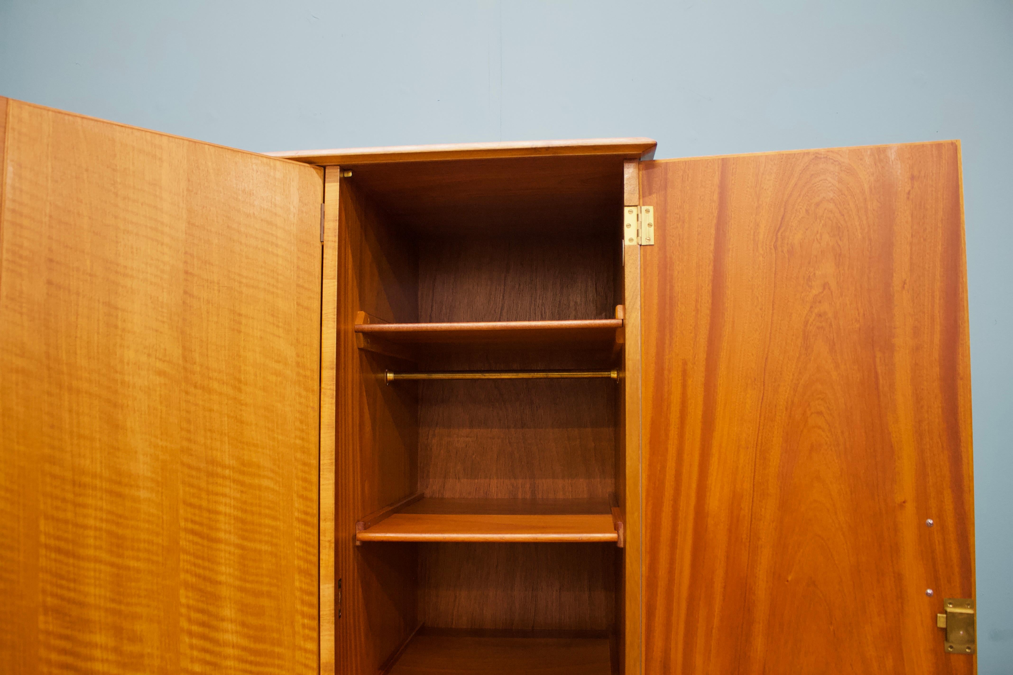 Armadio in noce di metà secolo di Alfred Cox per Heals, anni '60 in vendita 3