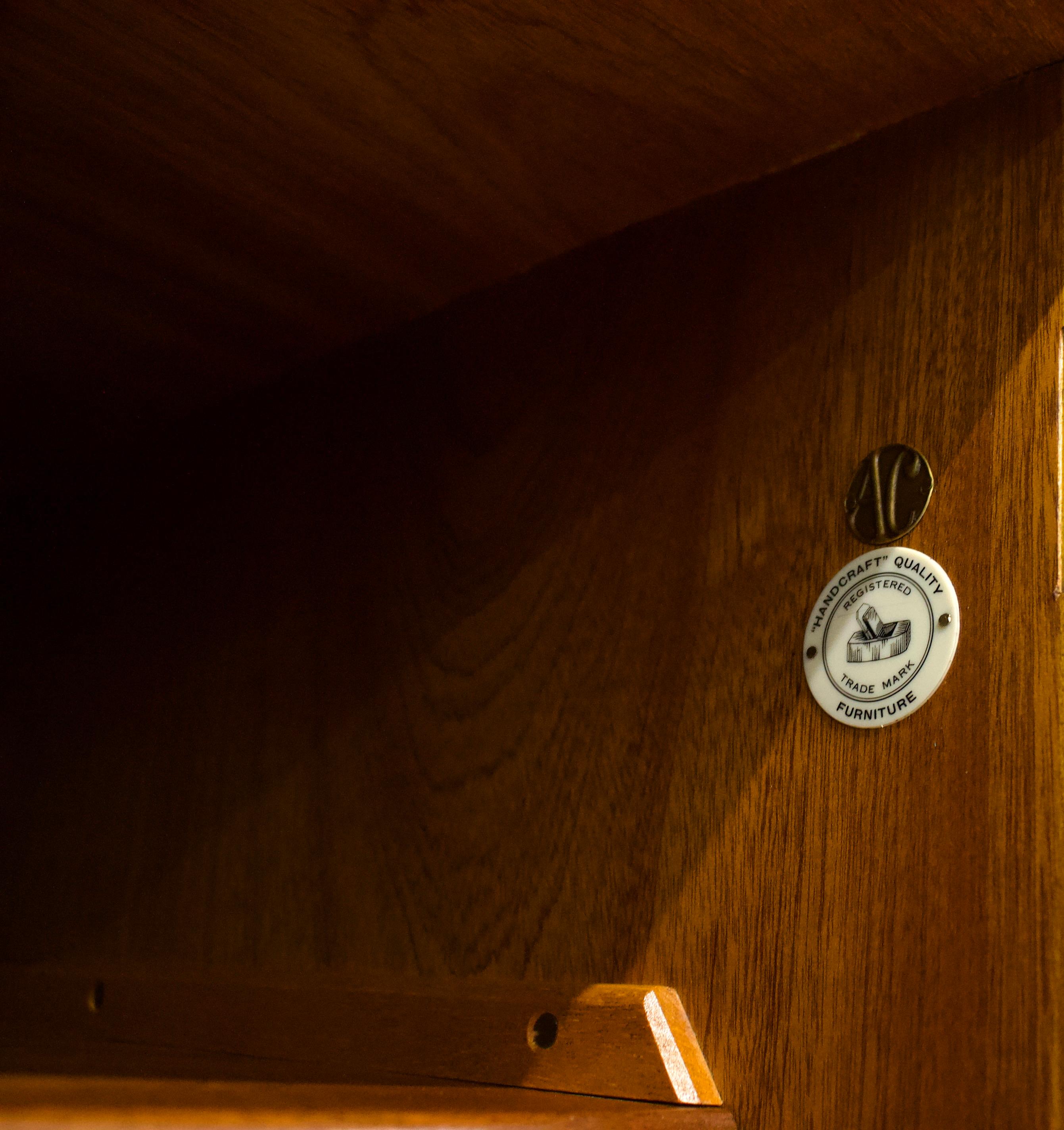 Armadio in noce di metà secolo di Alfred Cox per Heals, anni '60 in vendita 4