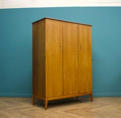 Armadio in noce di metà secolo di Alfred Cox per Heals, anni '60