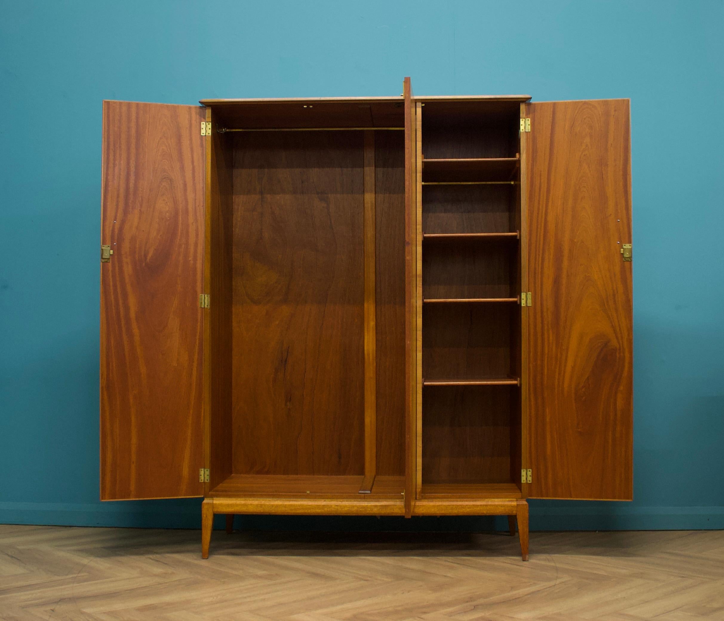 Mid-Century moderno Armadio in noce di metà secolo di Alfred Cox per Heals, anni '60 in vendita