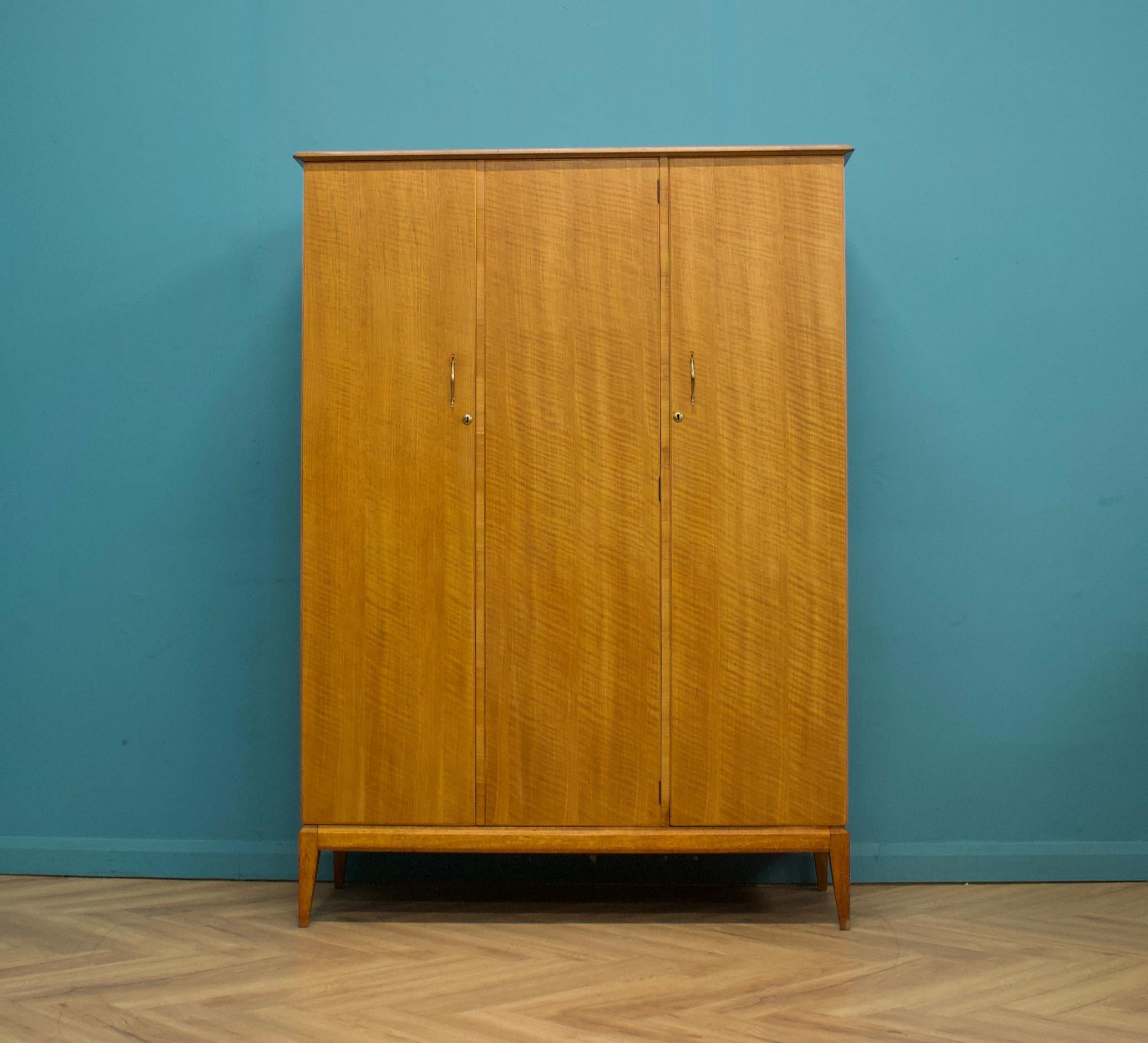 Britannico Armadio in noce di metà secolo di Alfred Cox per Heals, anni '60 in vendita