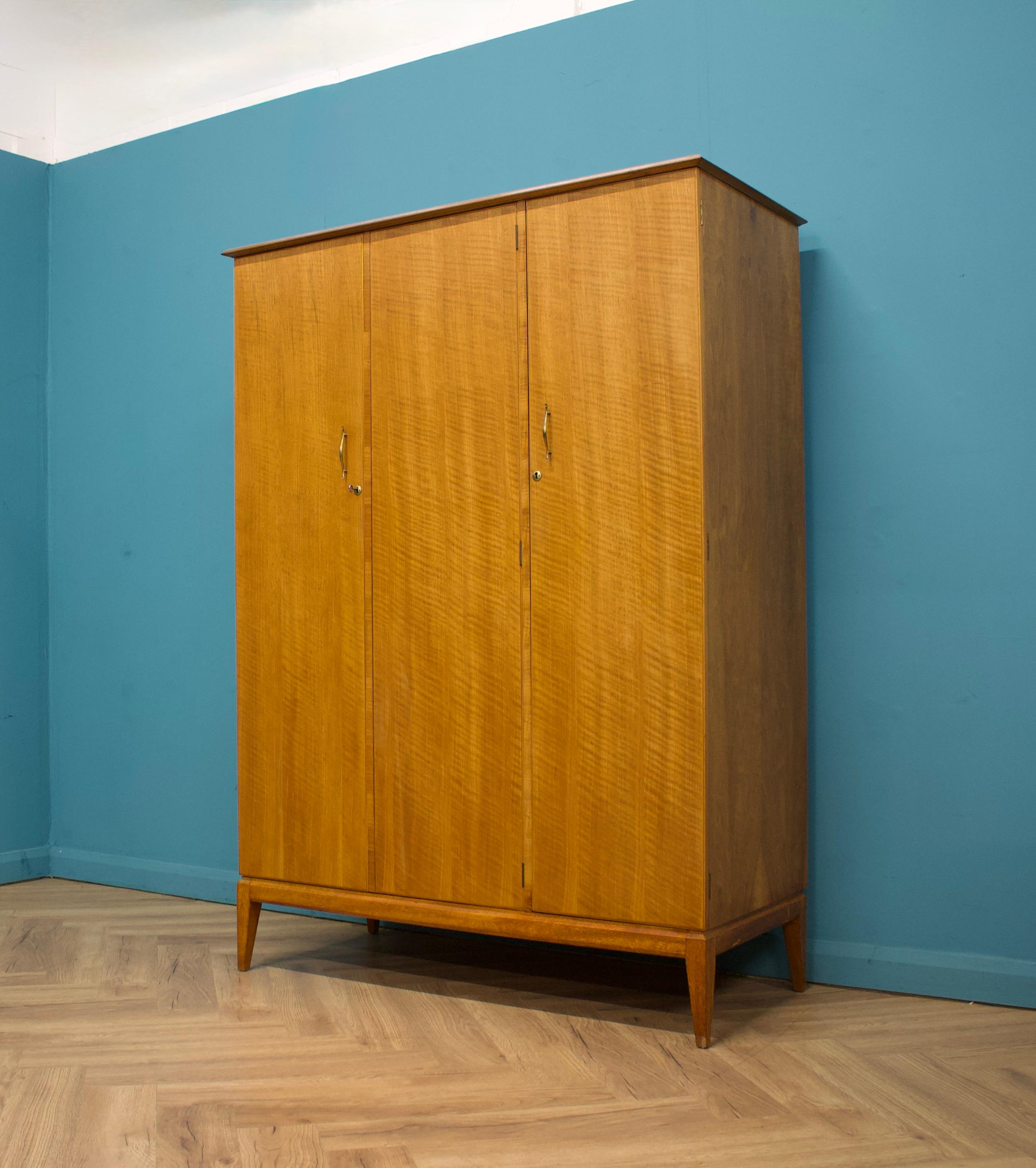 Impiallacciato Armadio in noce di metà secolo di Alfred Cox per Heals, anni '60 in vendita