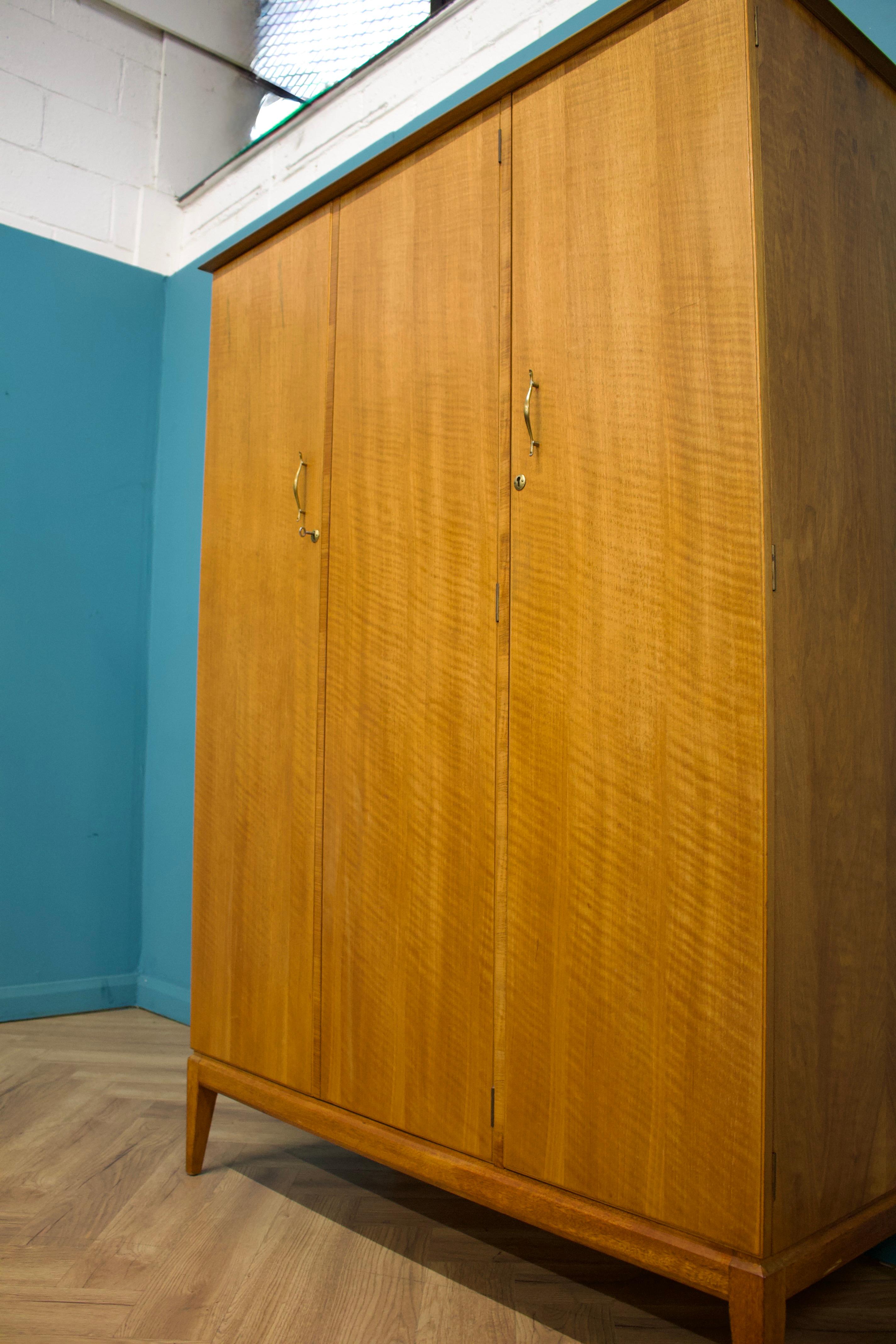 Armadio in noce di metà secolo di Alfred Cox per Heals, anni '60 In condizioni buone in vendita a South Shields, GB