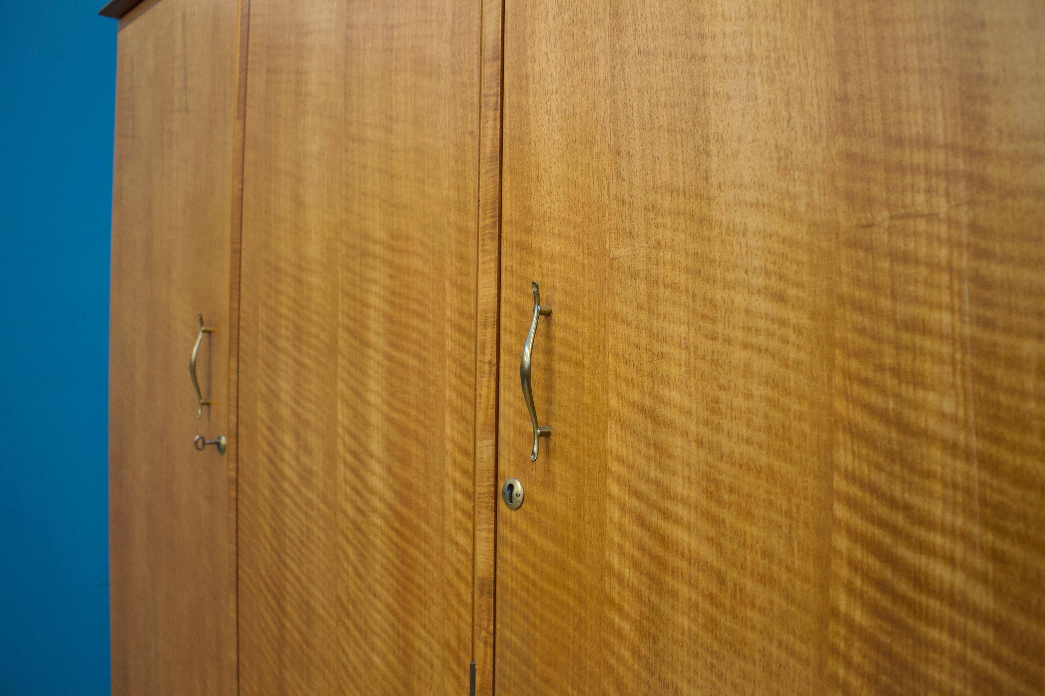 XX secolo Armadio in noce di metà secolo di Alfred Cox per Heals, anni '60 in vendita