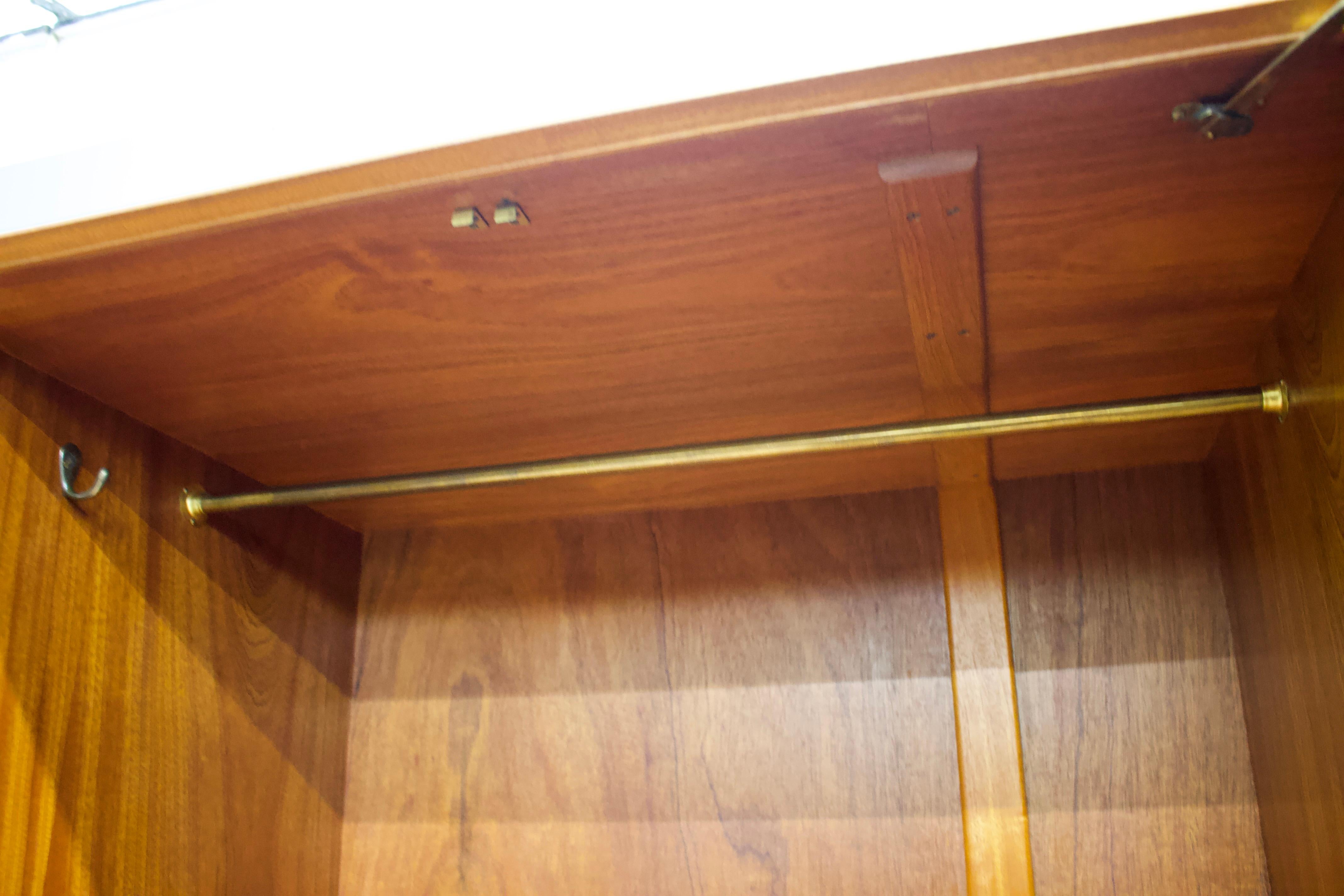 Noce Armadio in noce di metà secolo di Alfred Cox per Heals, anni '60 in vendita