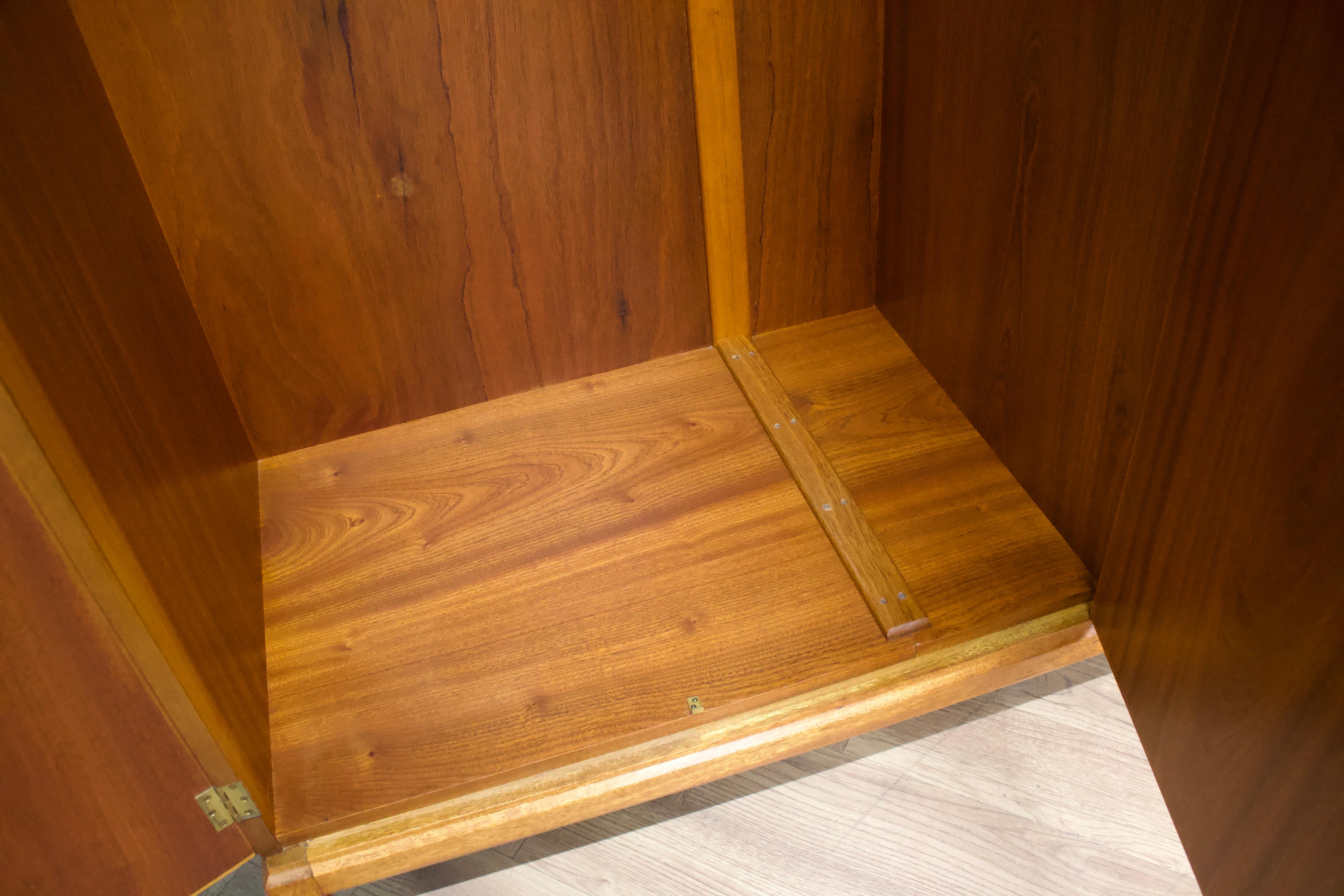 Armadio in noce di metà secolo di Alfred Cox per Heals, anni '60 in vendita 1