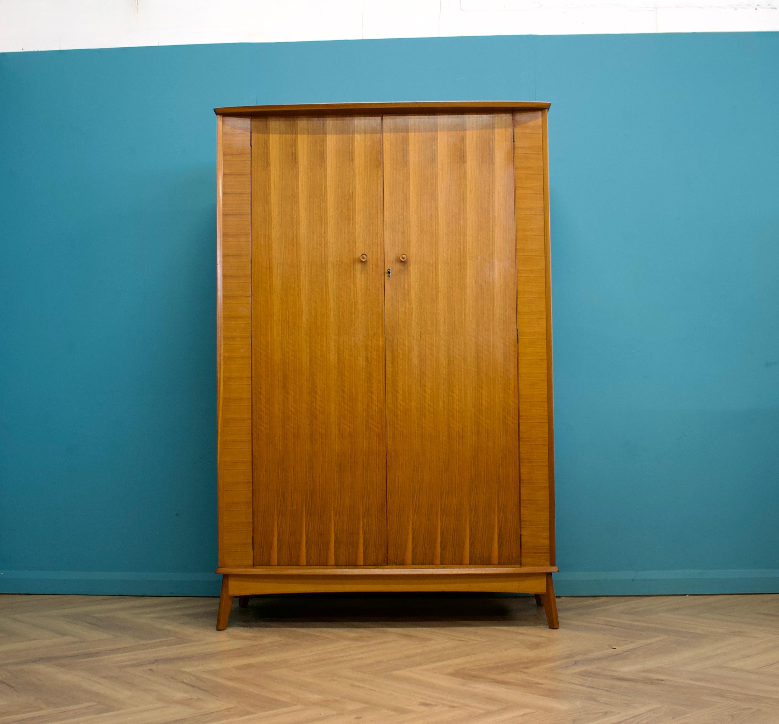 Mid-Century moderno Armadio in noce di metà secolo di Alfred Cox, anni '50 in vendita