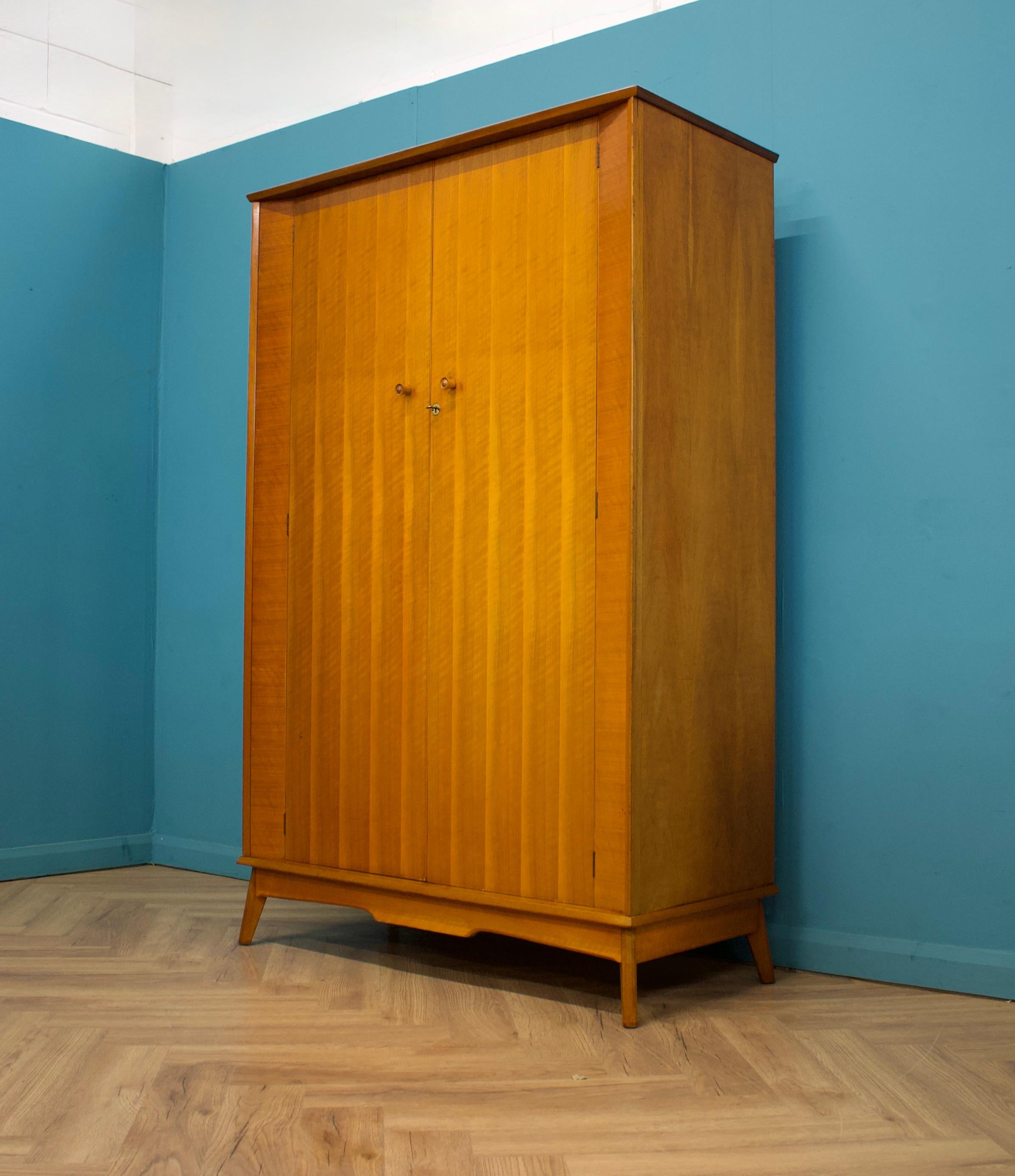 Mid-Century moderno Armadio in noce di metà secolo di Alfred Cox, anni '50 in vendita