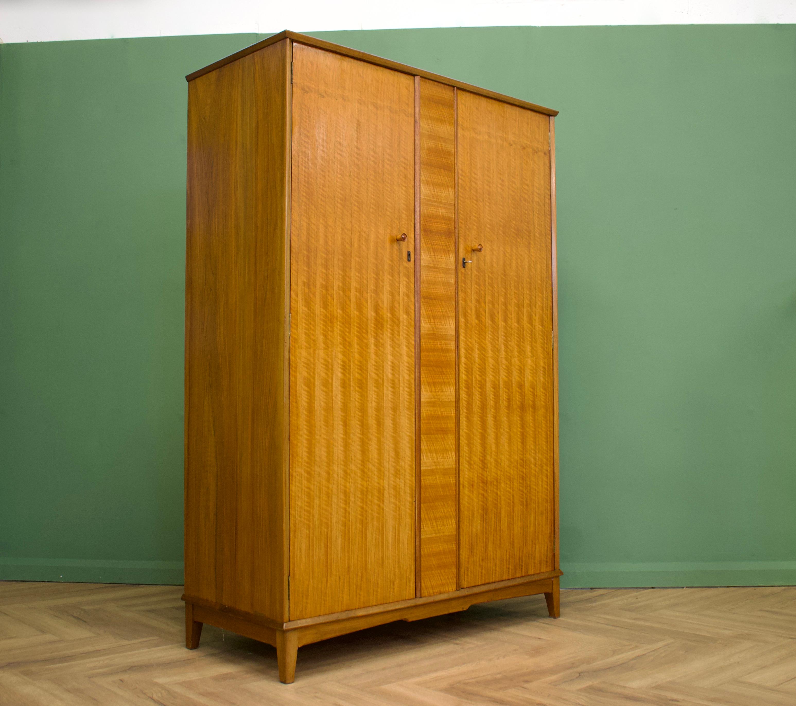 Mid-Century Modern Armoire du milieu du siècle en noyer d'Alfred Cox, années 1960