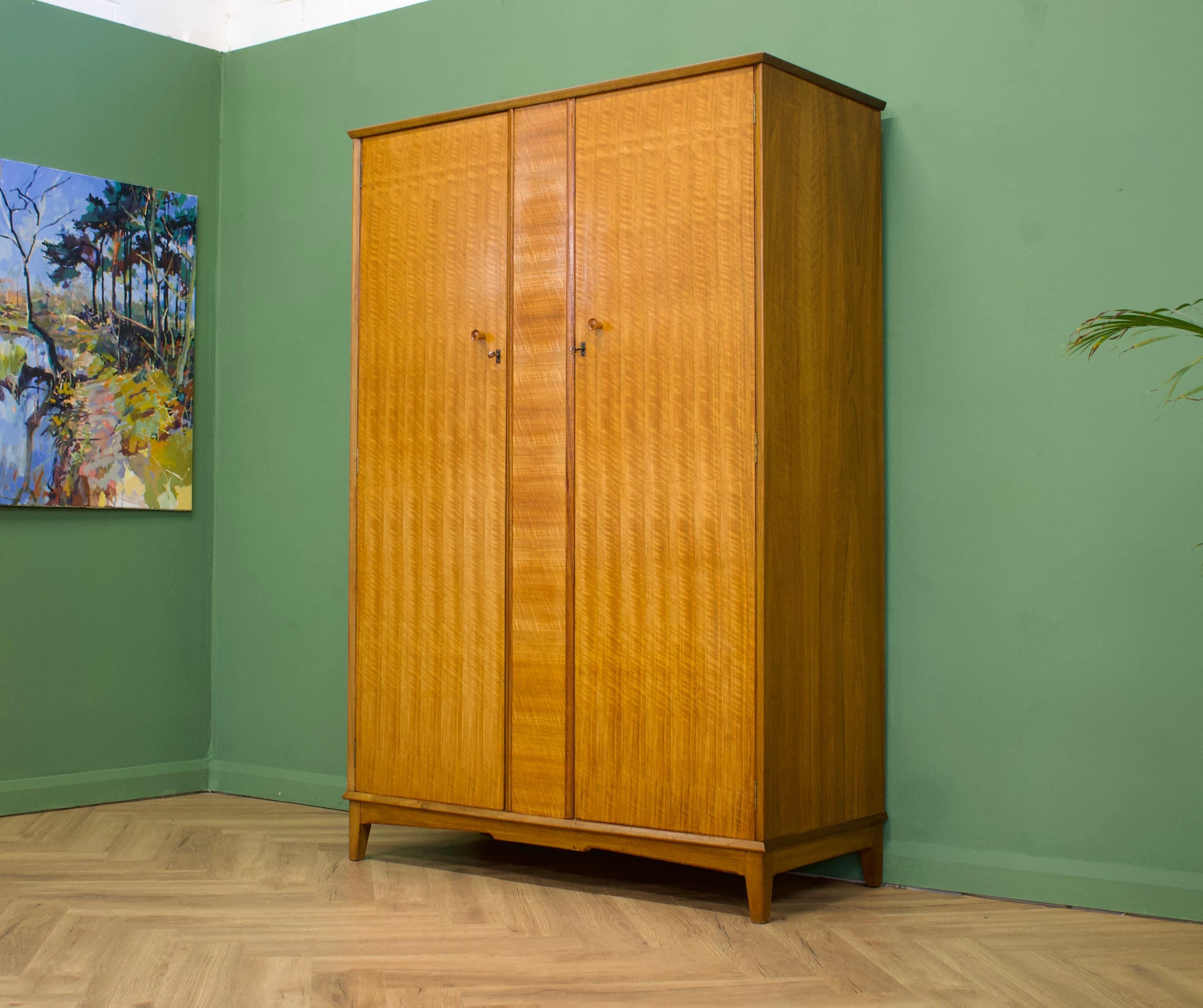 Britannique Armoire du milieu du siècle en noyer d'Alfred Cox, années 1960