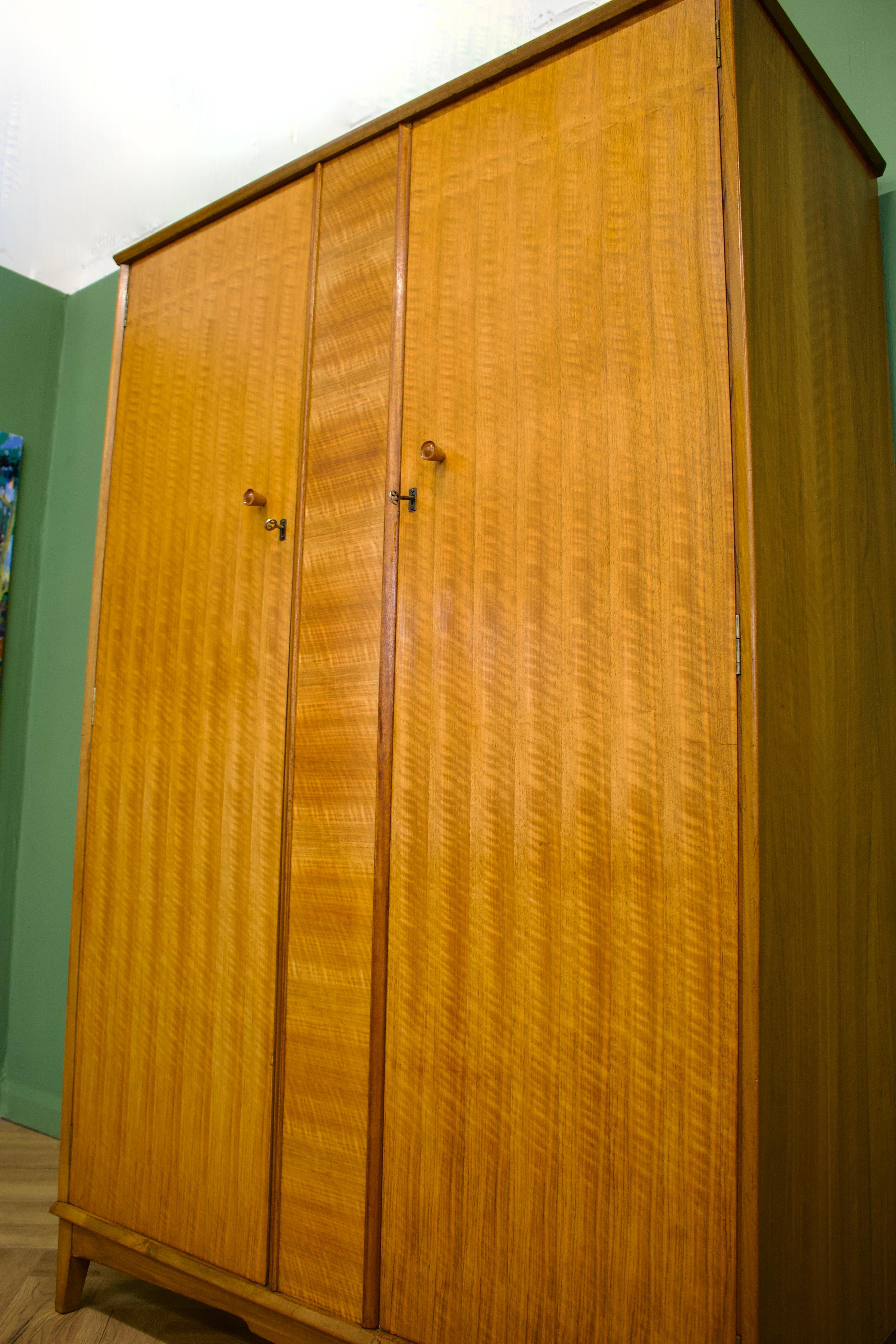 Placage Armoire du milieu du siècle en noyer d'Alfred Cox, années 1960