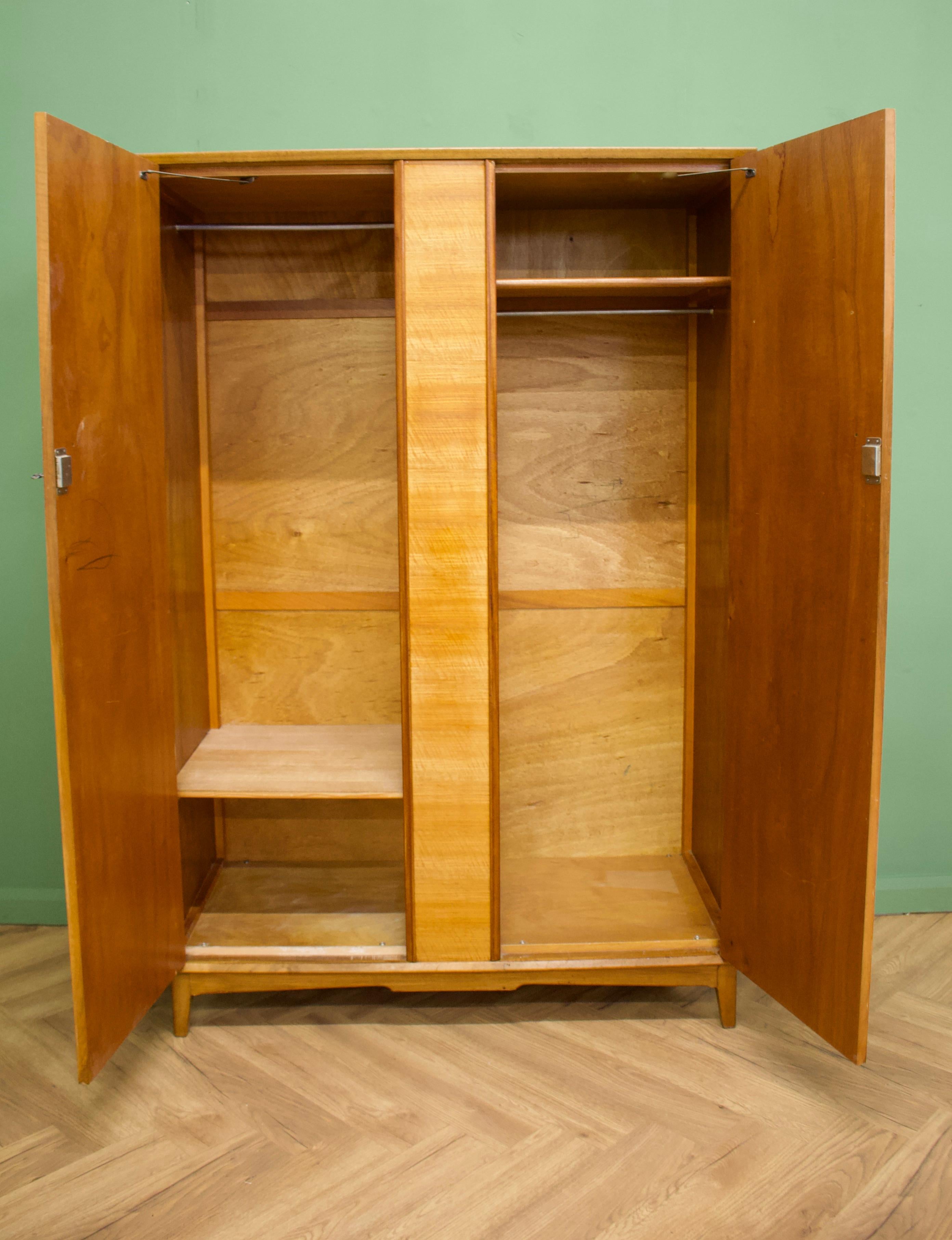 Armoire du milieu du siècle en noyer d'Alfred Cox, années 1960 Bon état à South Shields, GB