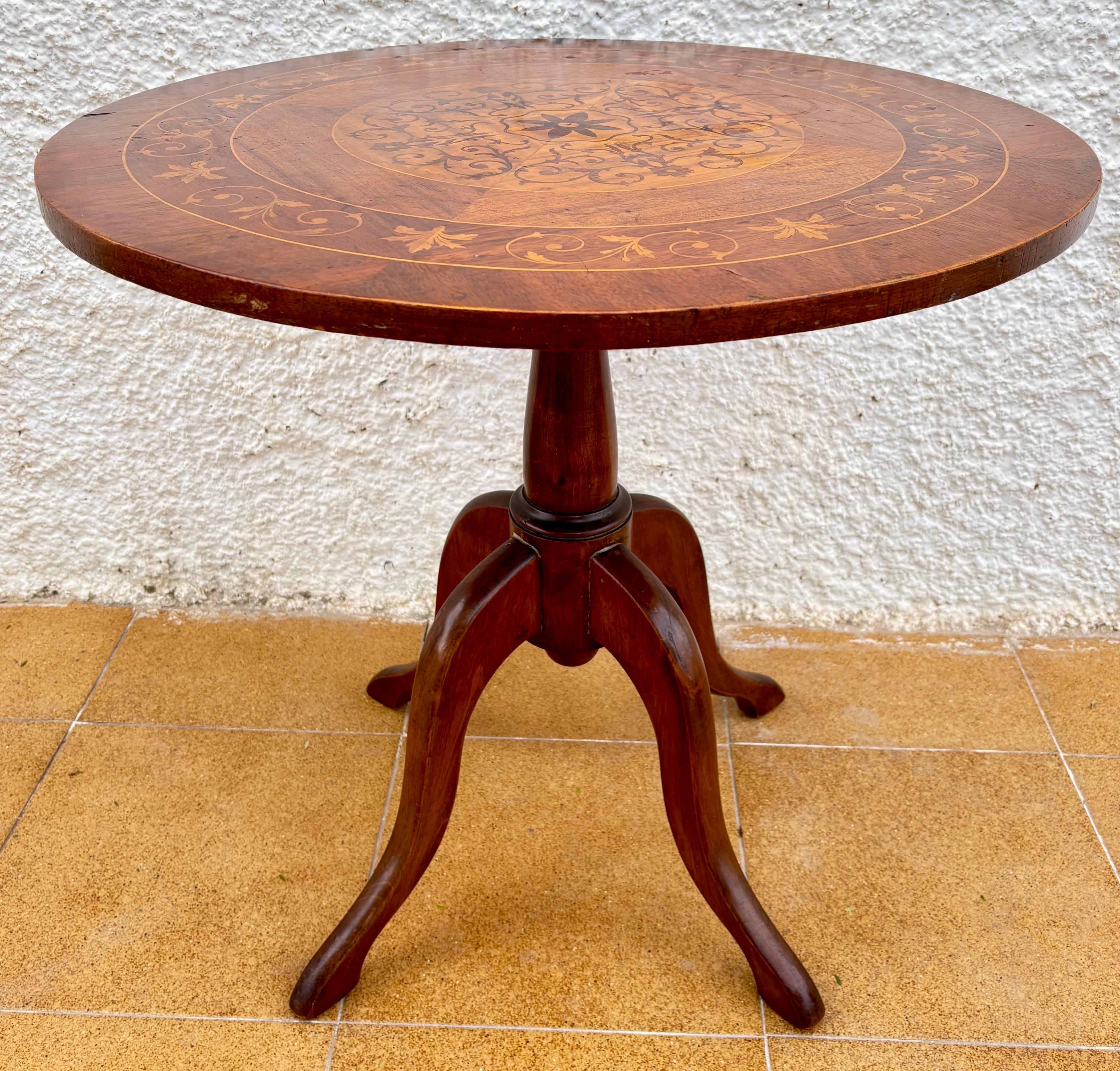 Victorien Mid Century Walnut With Marquetry Round Side Table, 1950s en vente