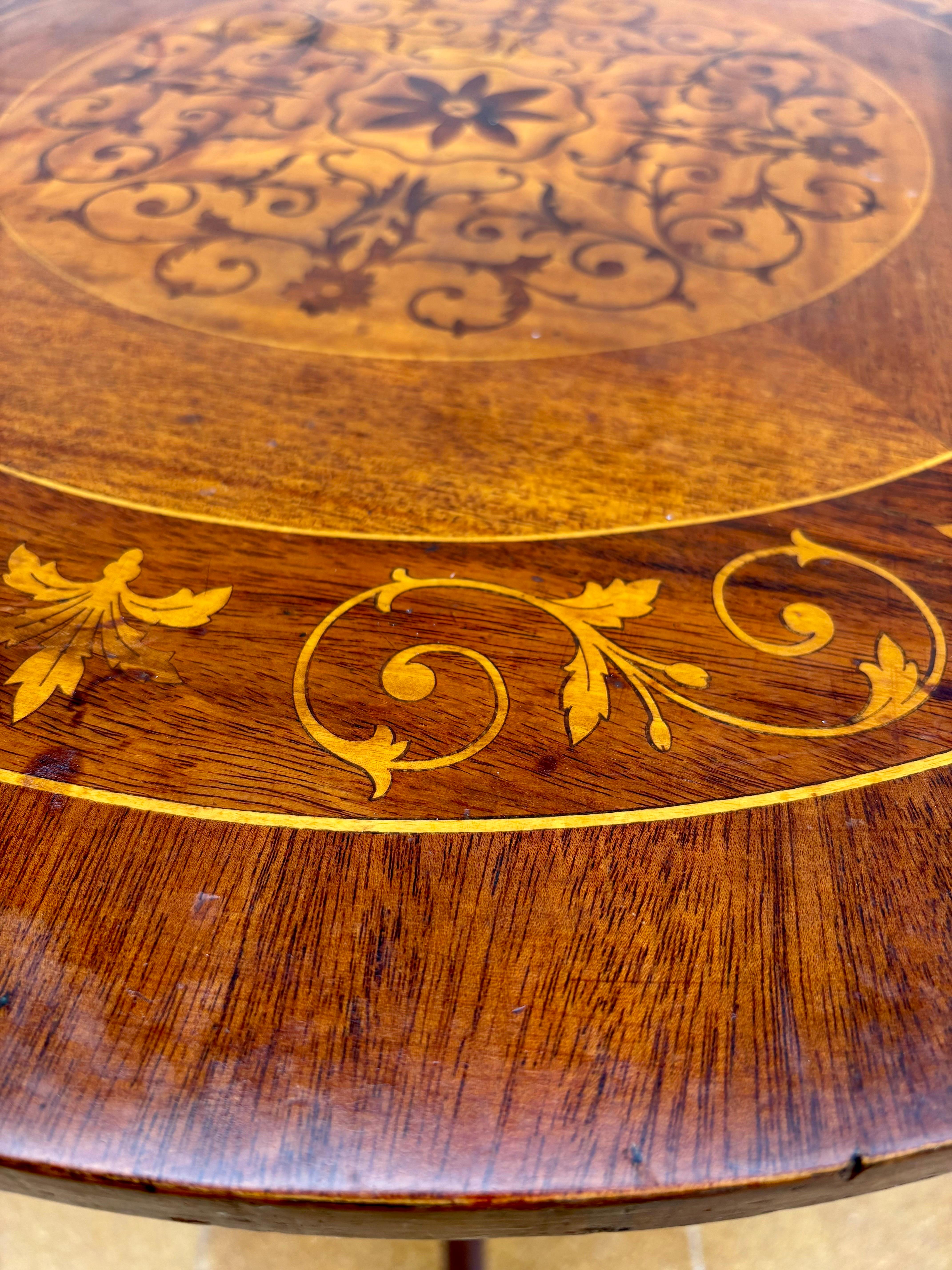 Bois de feuillus Mid Century Walnut With Marquetry Round Side Table, 1950s en vente