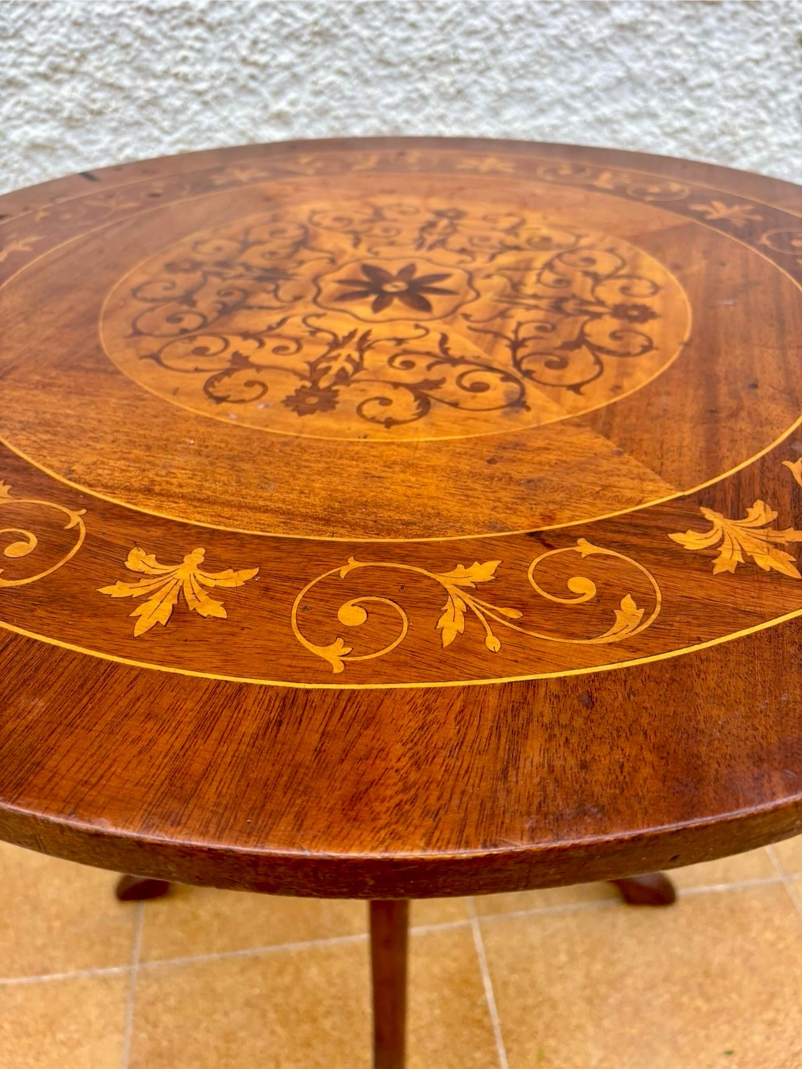 Mid Century Walnut With Marquetry Round Side Table, 1950s en vente 1