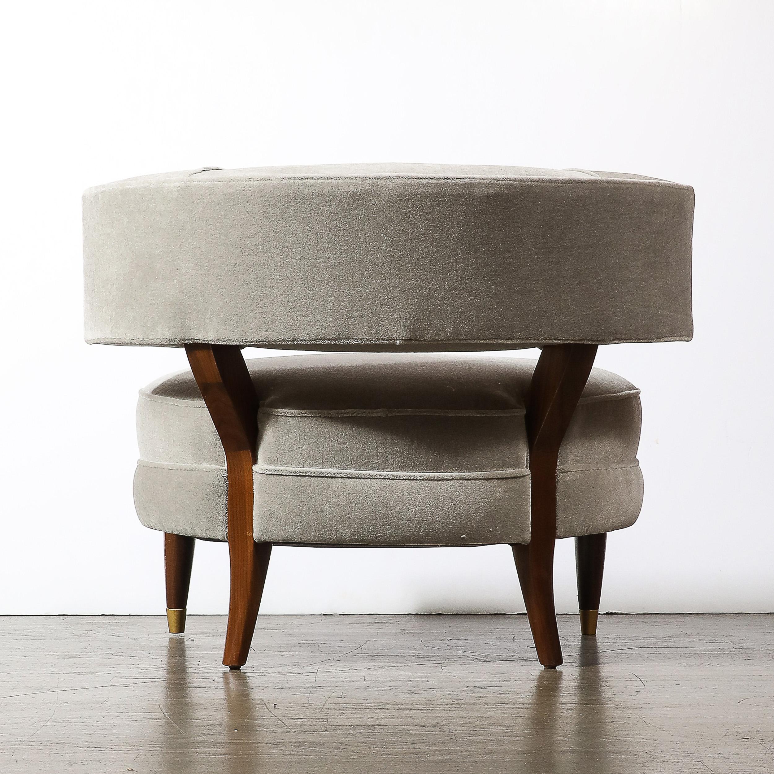 Sedie da salotto di metà secolo in noce con mohair grigio nebbia e ottone di Billy Haines in vendita 3