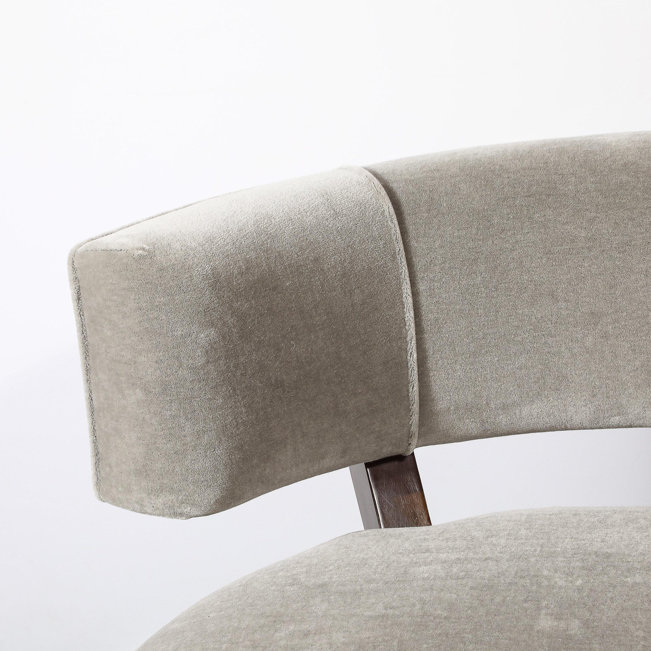 Sedie da salotto di metà secolo in noce con mohair grigio nebbia e ottone di Billy Haines in vendita 6