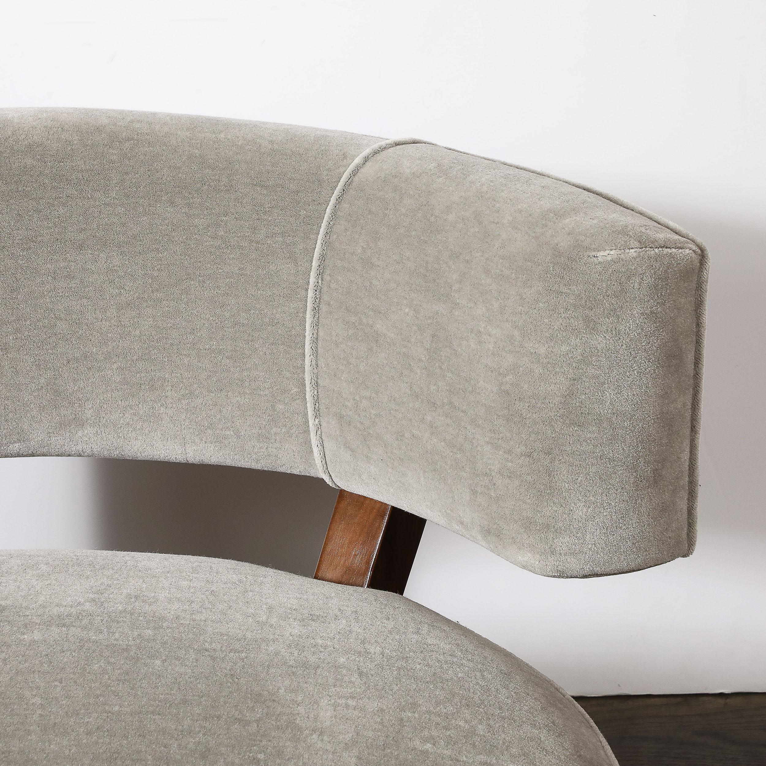 Sedie da salotto di metà secolo in noce con mohair grigio nebbia e ottone di Billy Haines in vendita 7