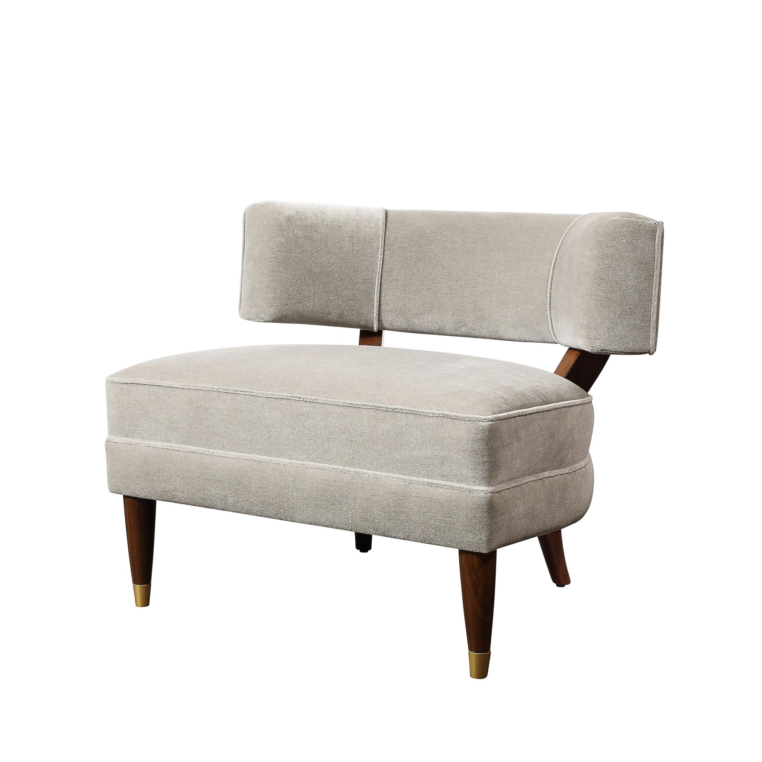 Questa splendida coppia di sedie da salotto in stile Mid-Century Modernist di Billy Haines, realizzata in America intorno al 1950, incarna la raffinatezza e la pulizia del design modernista. Costruite in noce pregiato, le sedie presentano schienali