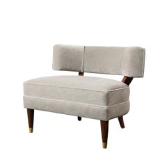 Sedie da salotto di metà secolo in noce con mohair grigio nebbia e ottone di Billy Haines