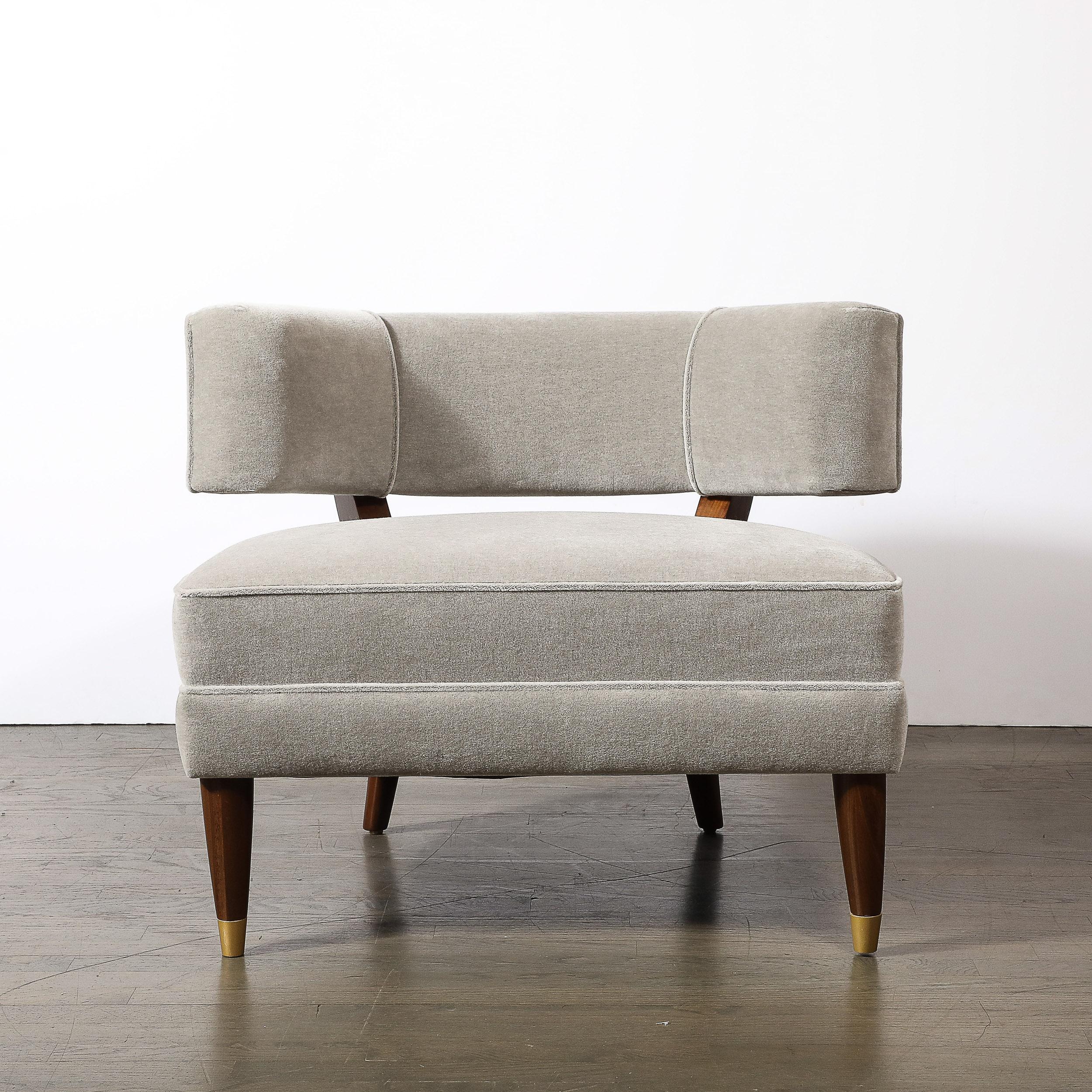 Mid-Century moderno Sedie da salotto di metà secolo in noce con mohair grigio nebbia e ottone di Billy Haines in vendita