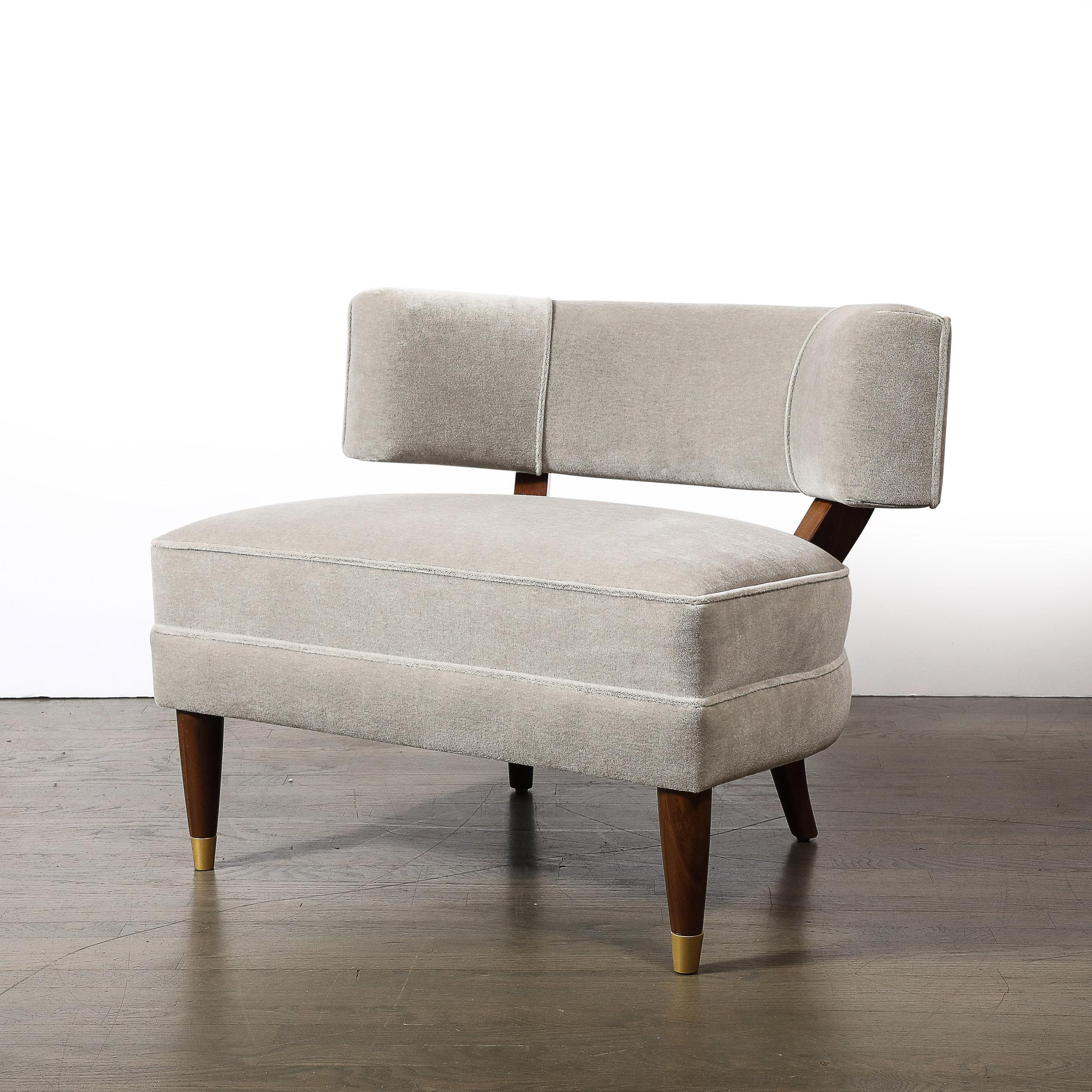 Americano Sedie da salotto di metà secolo in noce con mohair grigio nebbia e ottone di Billy Haines in vendita