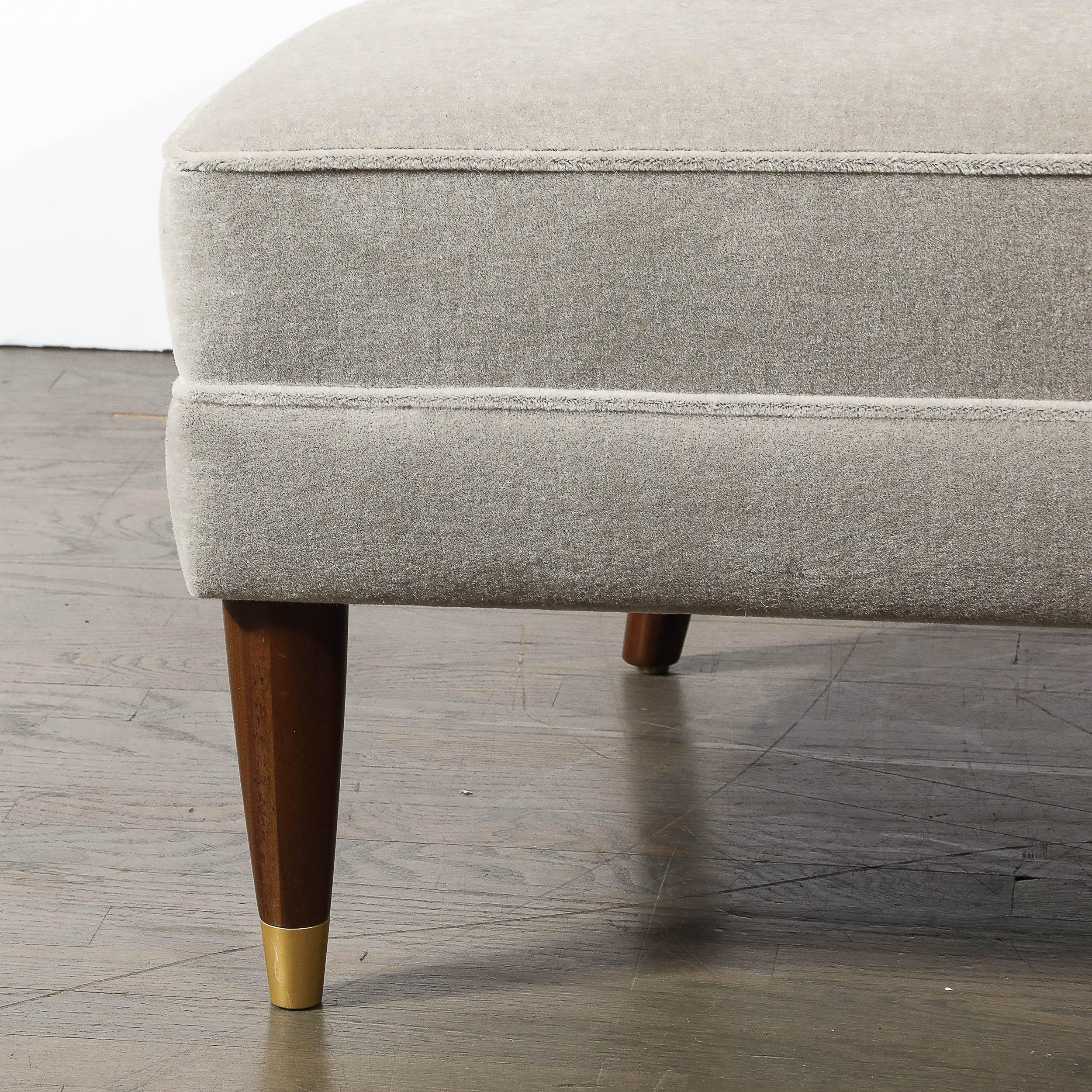 Sedie da salotto di metà secolo in noce con mohair grigio nebbia e ottone di Billy Haines In condizioni ottime in vendita a New York, NY