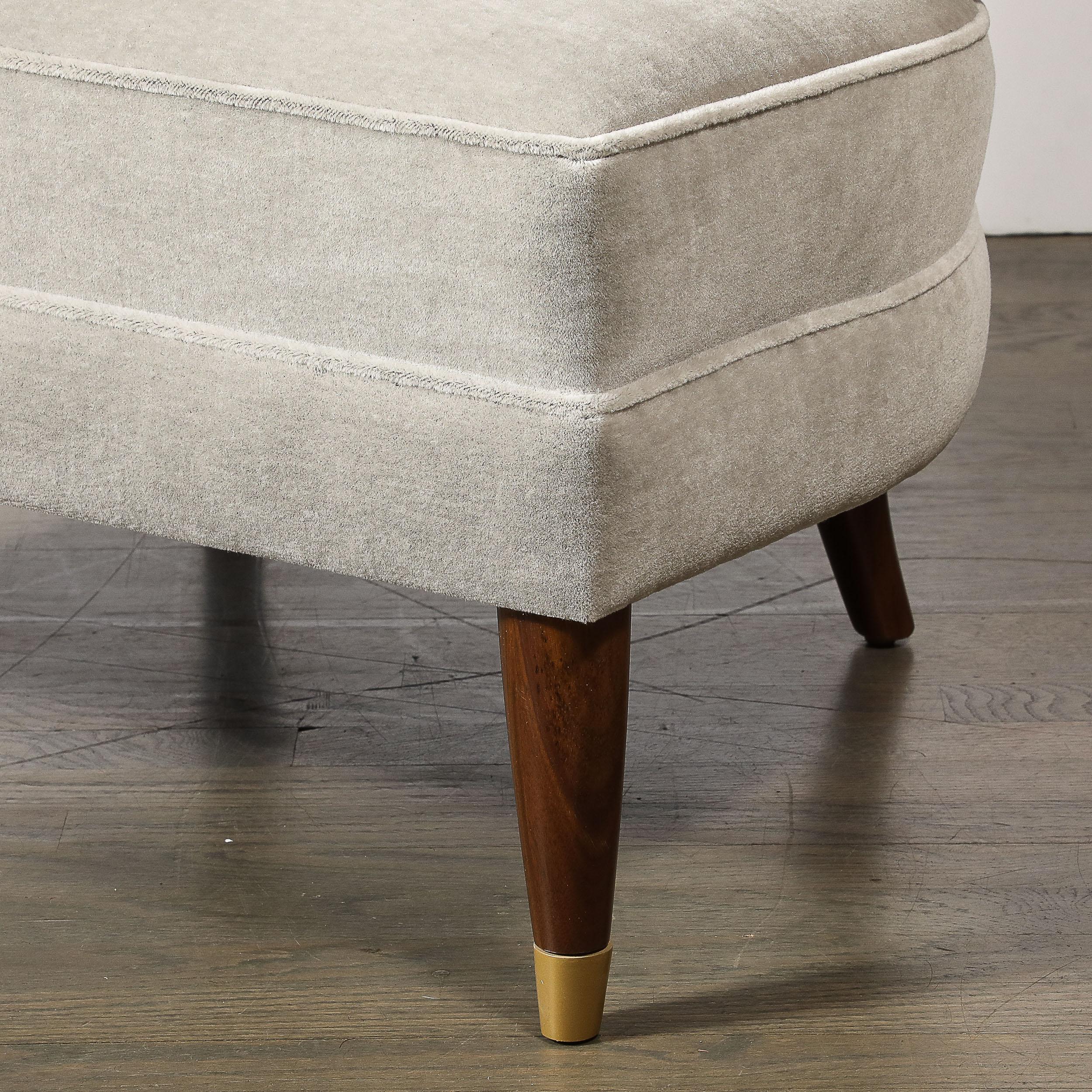Metà XX secolo Sedie da salotto di metà secolo in noce con mohair grigio nebbia e ottone di Billy Haines in vendita
