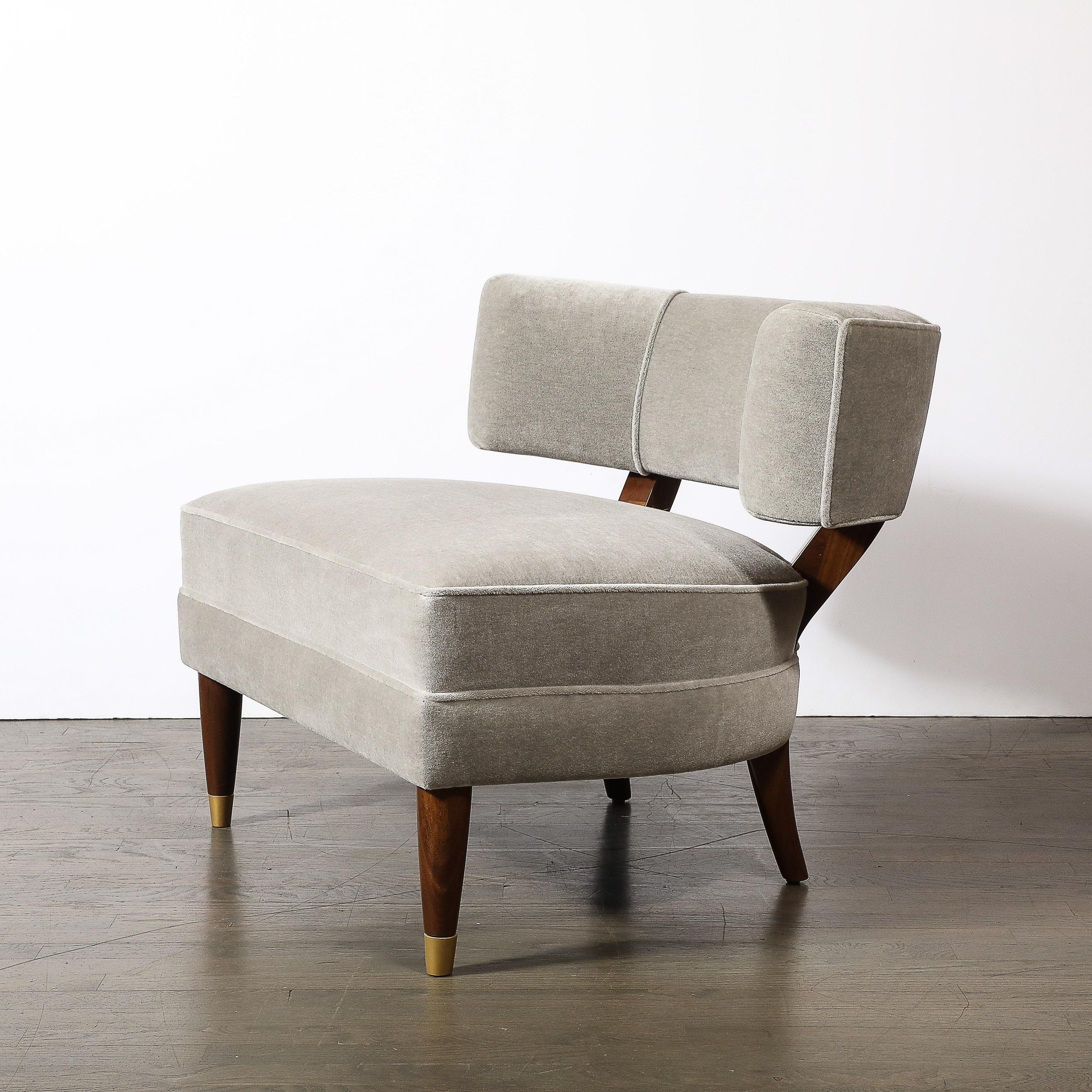 Ottone Sedie da salotto di metà secolo in noce con mohair grigio nebbia e ottone di Billy Haines in vendita