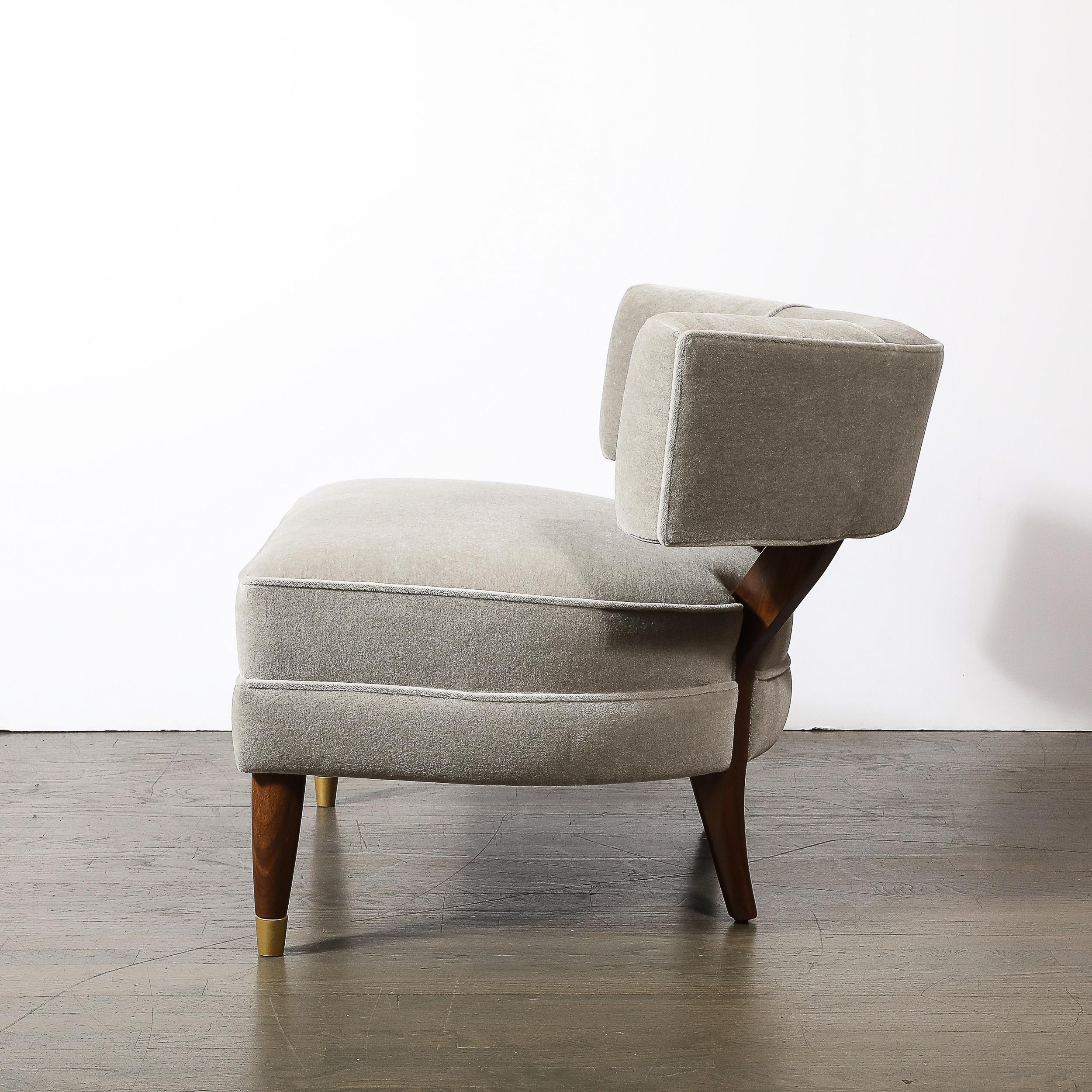 Sedie da salotto di metà secolo in noce con mohair grigio nebbia e ottone di Billy Haines in vendita 1