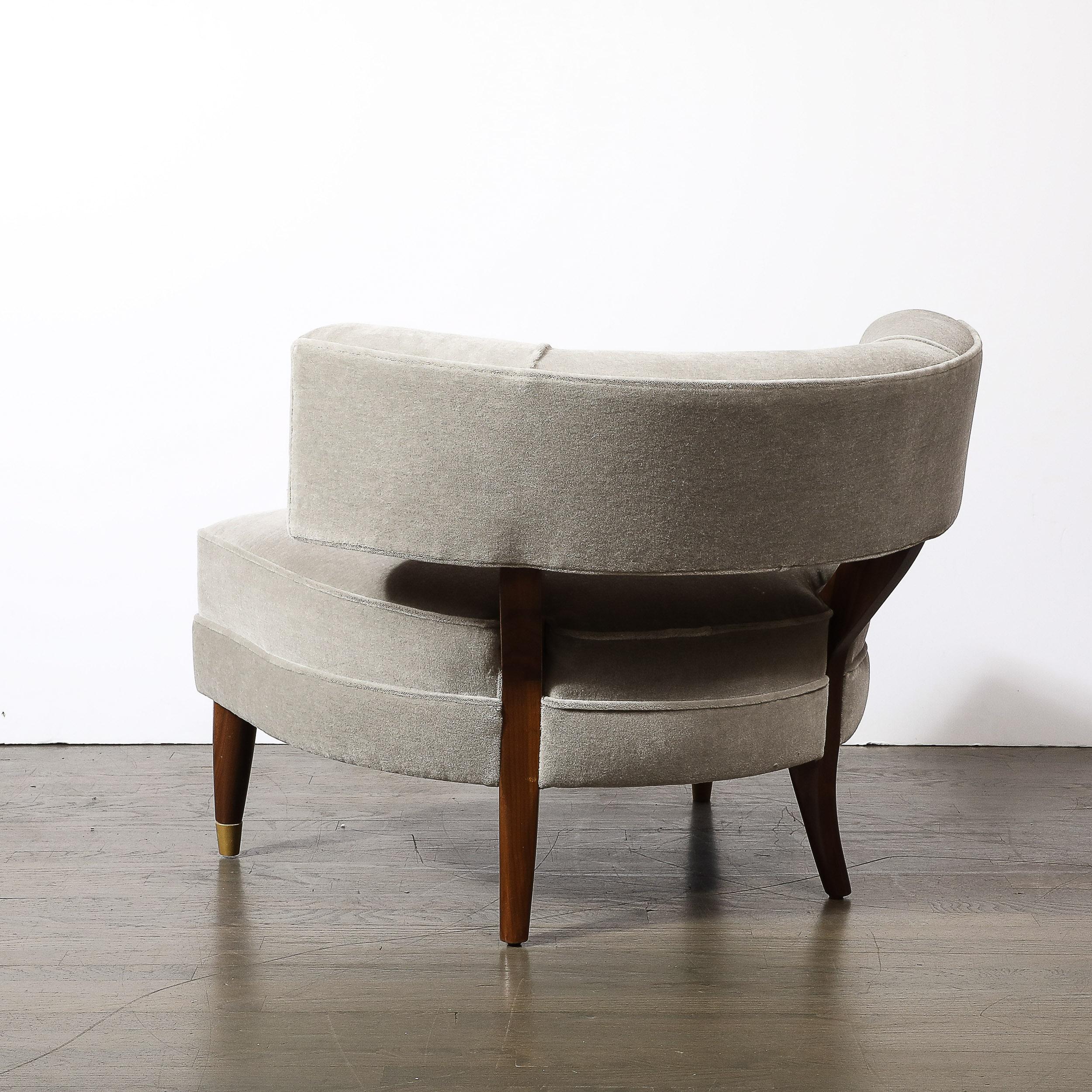 Sedie da salotto di metà secolo in noce con mohair grigio nebbia e ottone di Billy Haines in vendita 2