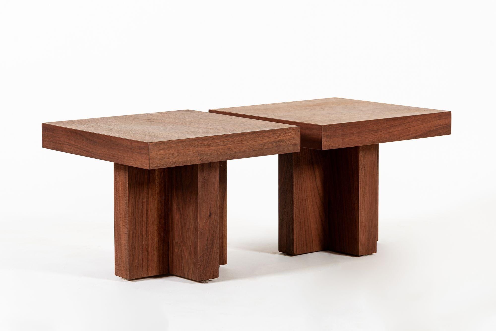 Tables d'appoint en bois de noyer du milieu du siècle Milo Baughman Style 1970 en vente 4