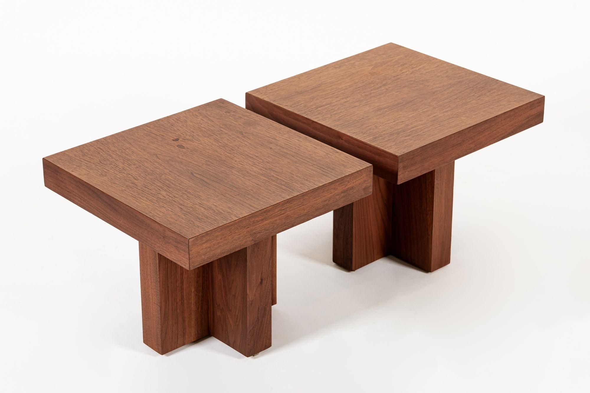 Cette paire assortie de tables d'appoint carrées en bois du milieu du siècle dernier, dans le style de Milo ByCA, date d'environ 1970. Ces petites tables d'appoint présentent un design épuré et minimaliste et des proportions uniques avec des