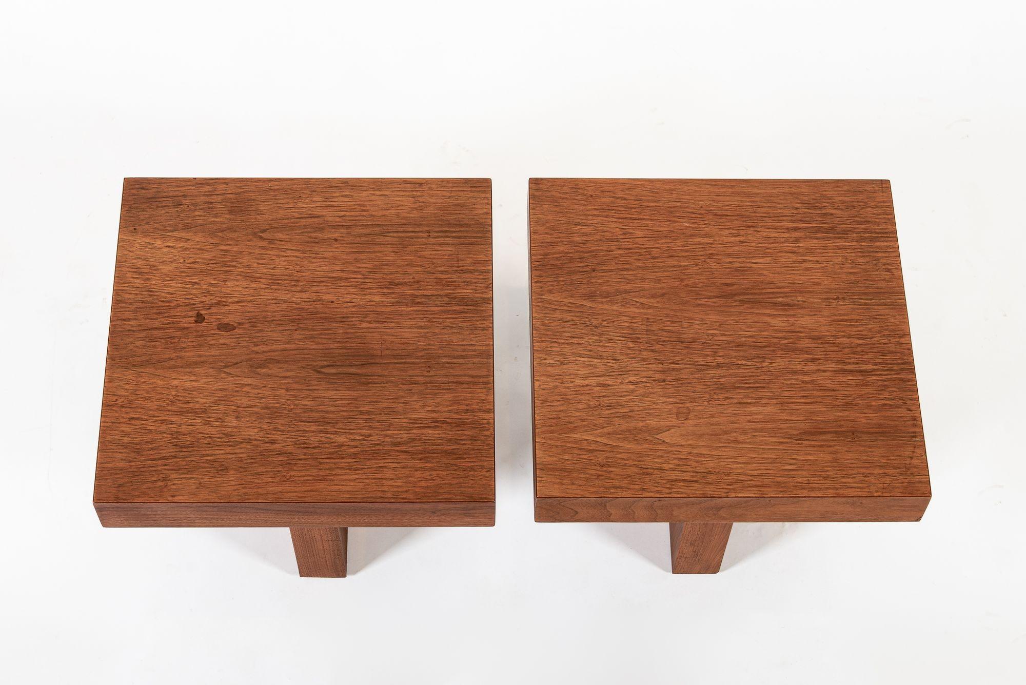 Mid-Century Modern Tables d'appoint en bois de noyer du milieu du siècle Milo Baughman Style 1970 en vente