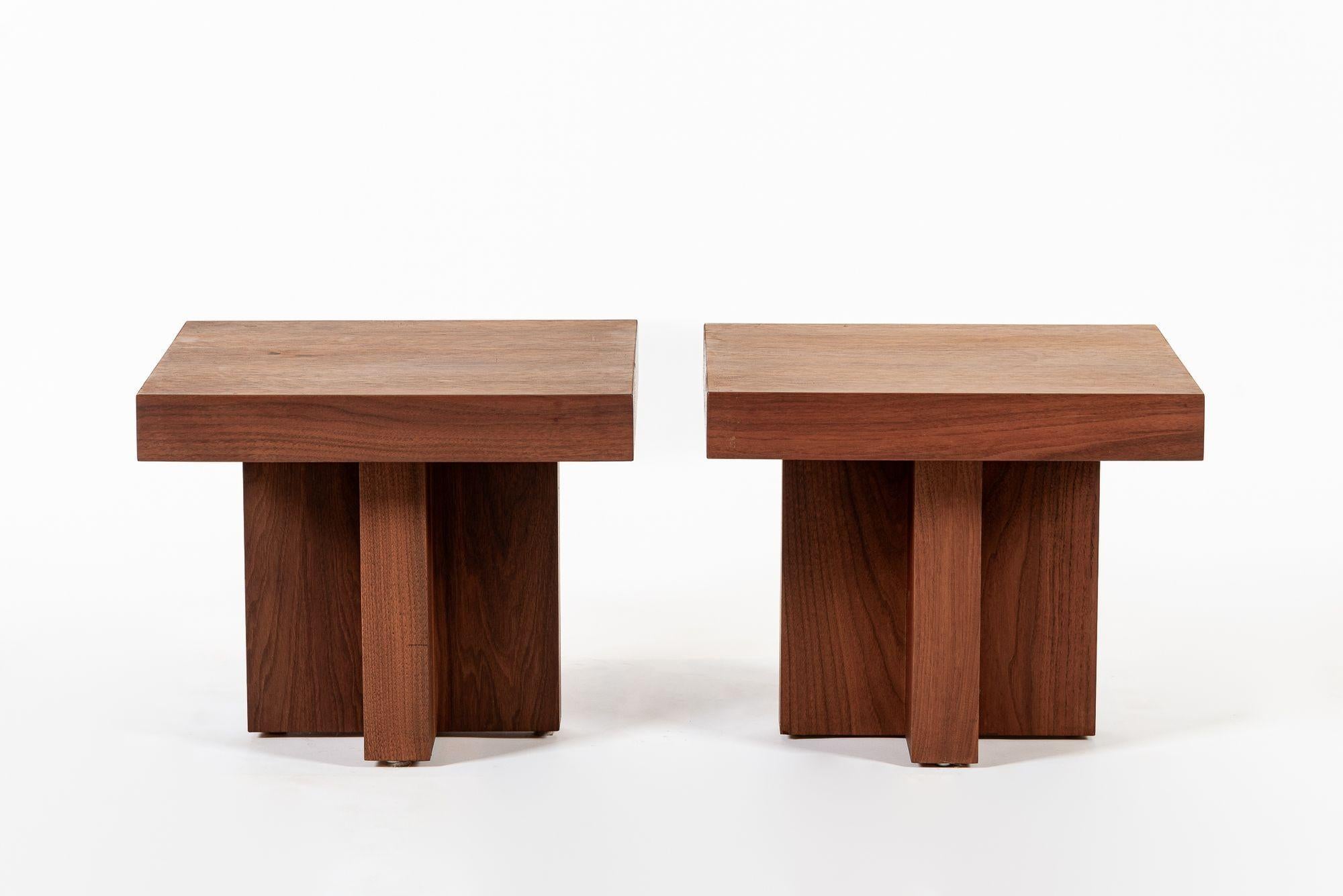 Inconnu Tables d'appoint en bois de noyer du milieu du siècle Milo Baughman Style 1970 en vente