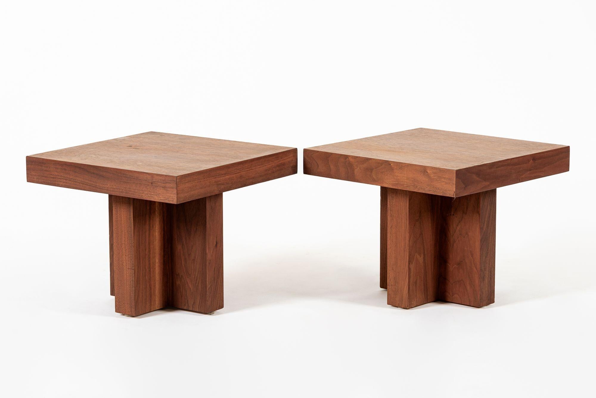 Tables d'appoint en bois de noyer du milieu du siècle Milo Baughman Style 1970 Bon état - En vente à Detroit, MI
