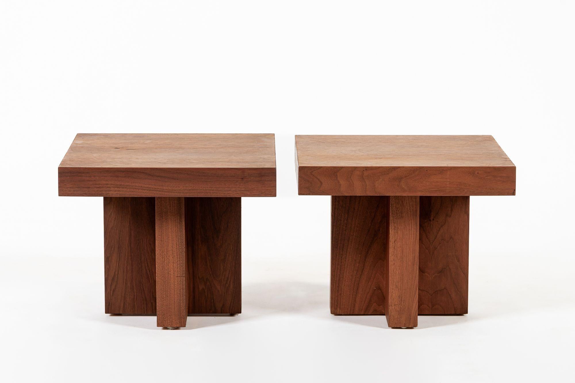 Fin du 20e siècle Tables d'appoint en bois de noyer du milieu du siècle Milo Baughman Style 1970 en vente