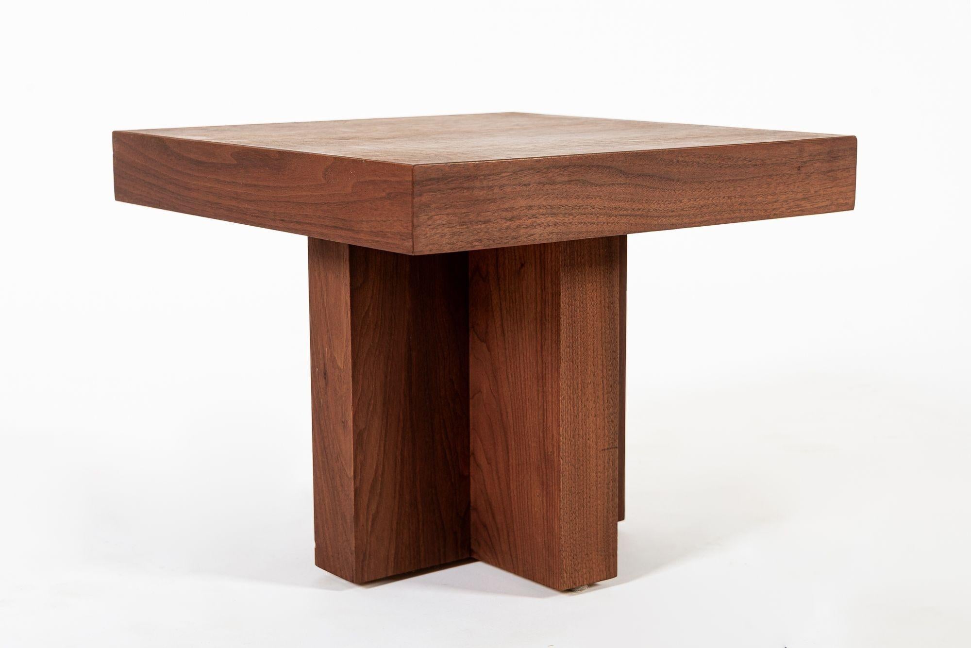 Bois Tables d'appoint en bois de noyer du milieu du siècle Milo Baughman Style 1970 en vente