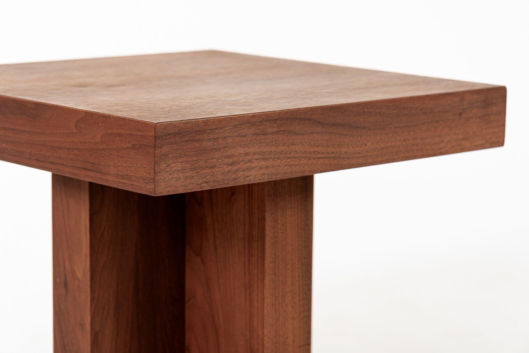 Tables d'appoint en bois de noyer du milieu du siècle Milo Baughman Style 1970 en vente 2