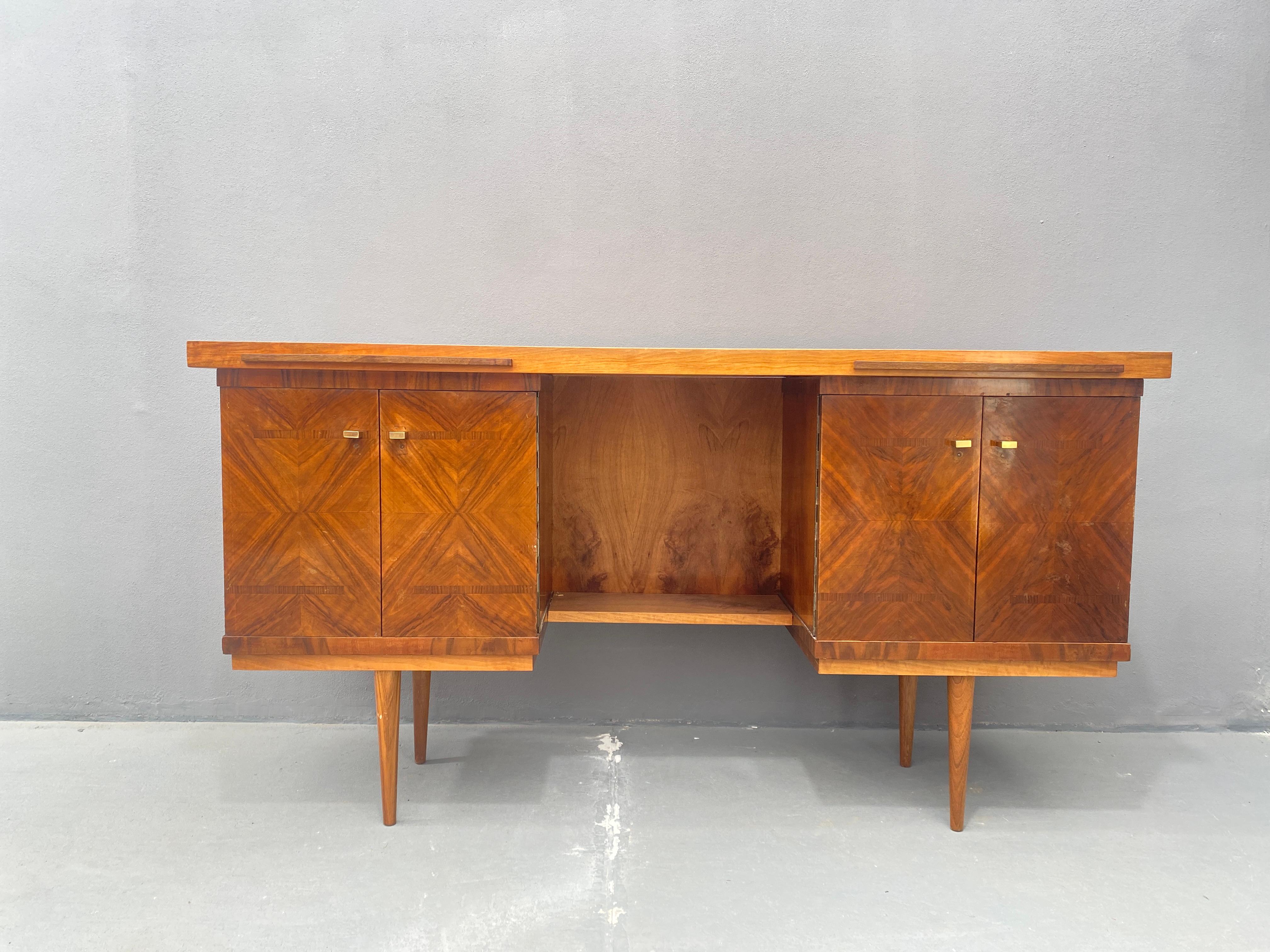 Bois Bureau du milieu du siècle dernier, 1970, Tchécoslovaquie en vente