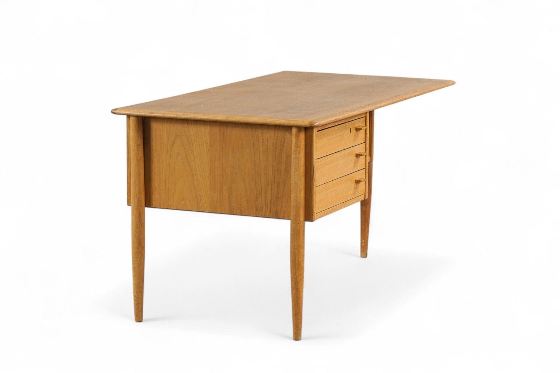 Origin: Sweden
Designer: Goran Strand
Manufacturer: Lelångs Möbelfabrik, Bengtsfors
Era: 1950s
Materials: Walnut
Measurements: 55″ wide x 28.5″ deep x 28″ tall