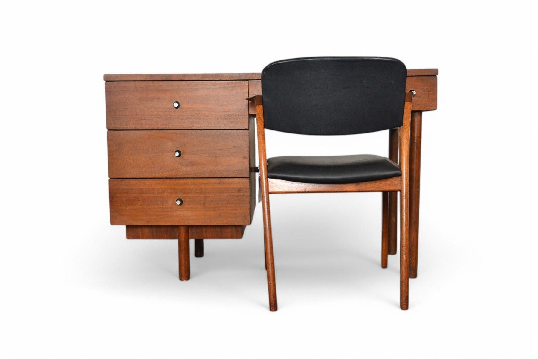 Origine: USA
Progettista: Sconosciuto
Produttore: Stanley Furniture
Epoca: anni '60
Materiali: Noce, Laminato (piano)
Misure: 46