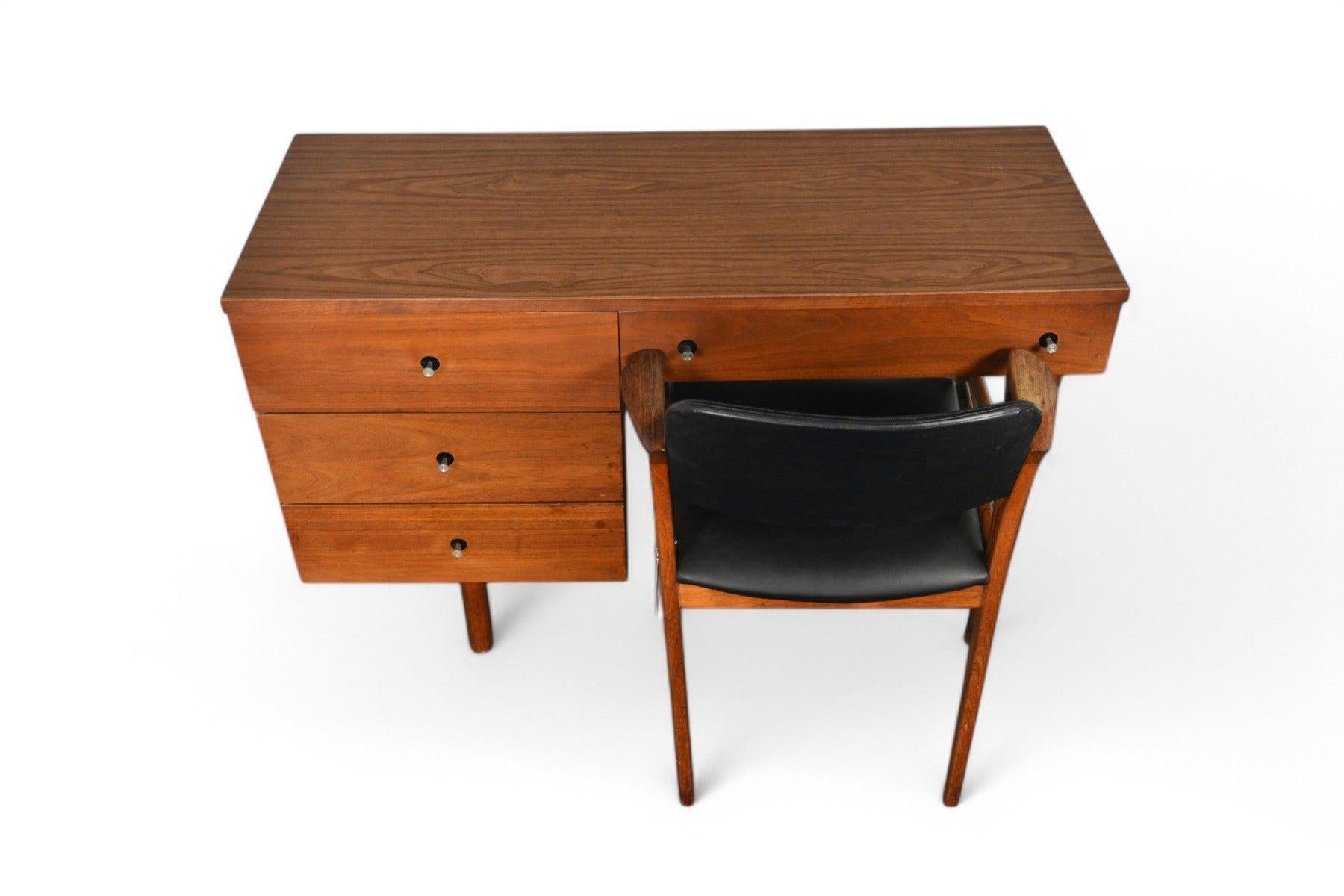 Mid-Century moderno Scrivania in noce di metà secolo in noce di Stanley #2 in vendita