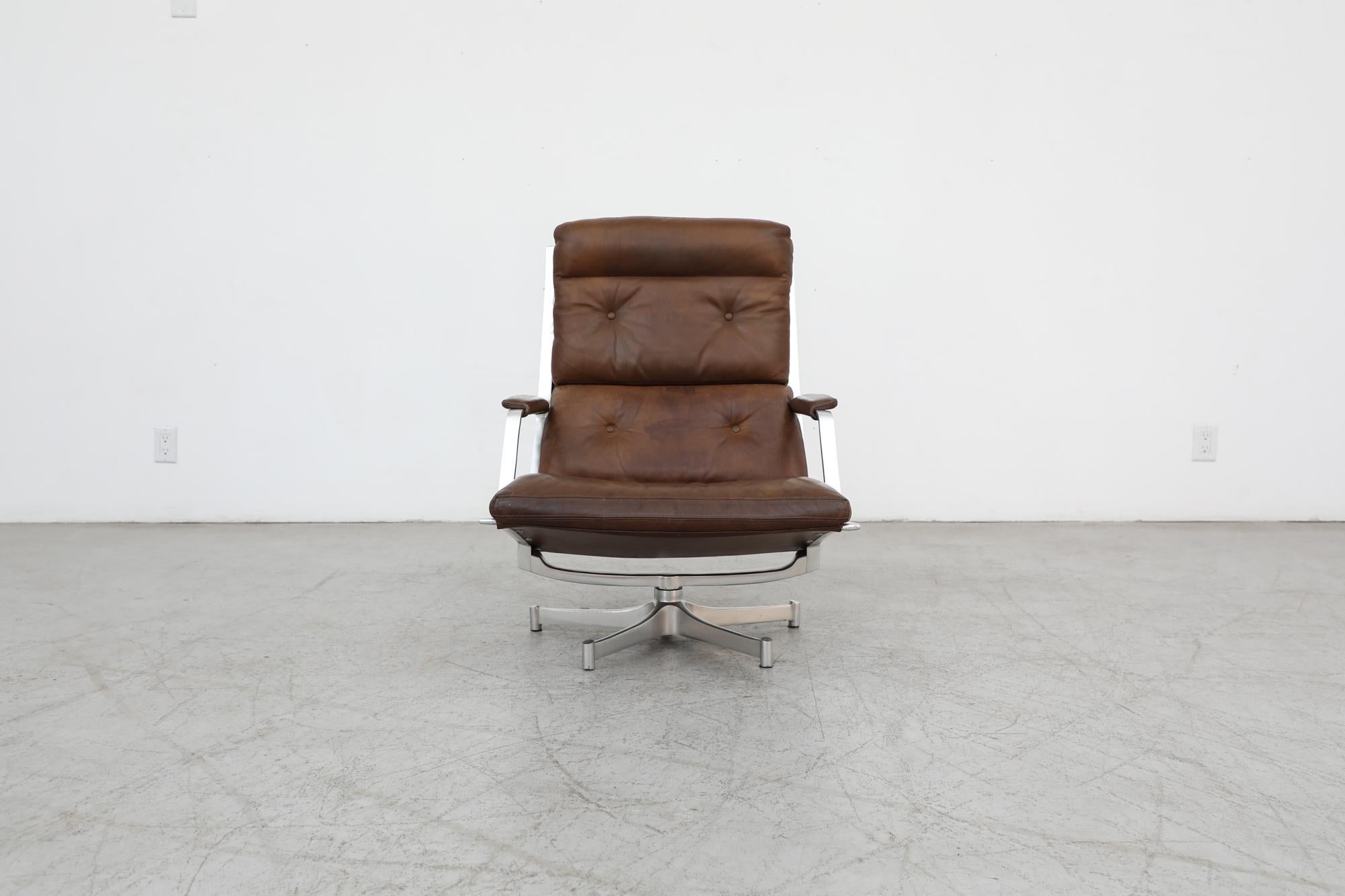 Diese Mid-Century Walter Knoll Executive Leder Bürostuhl hat eine schöne Patina auf weichen braunen Ledersitz mit einem Aluminium-Gussrahmen. Einige Lederreparaturen wurden an der Rückseite der Kopfstütze und den Armlehnen vorgenommen. Ansonsten