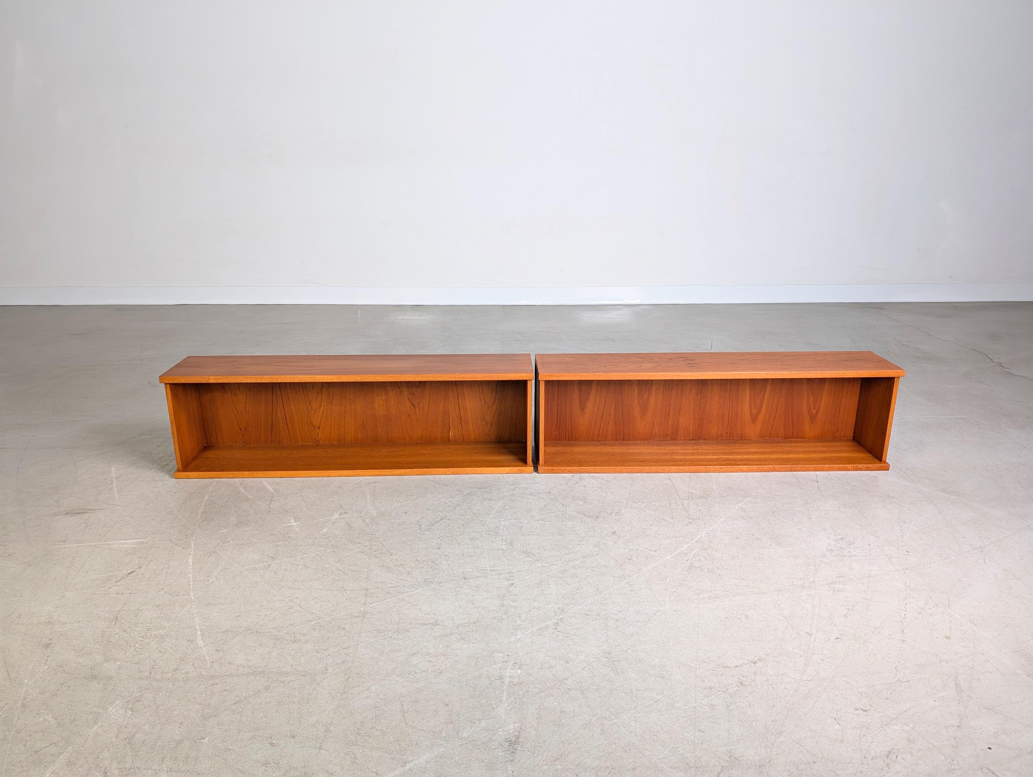 Wir bieten zwei wunderschöne Teak Wandregale aus den 1960er Jahren zum Verkauf an. Die Regale wurden produziert und entworfen von dem dänischen Tischler und Designer P.B. Lútherson. Sie lassen sich jeweils mit zwei robusten Metallvorrichtungen