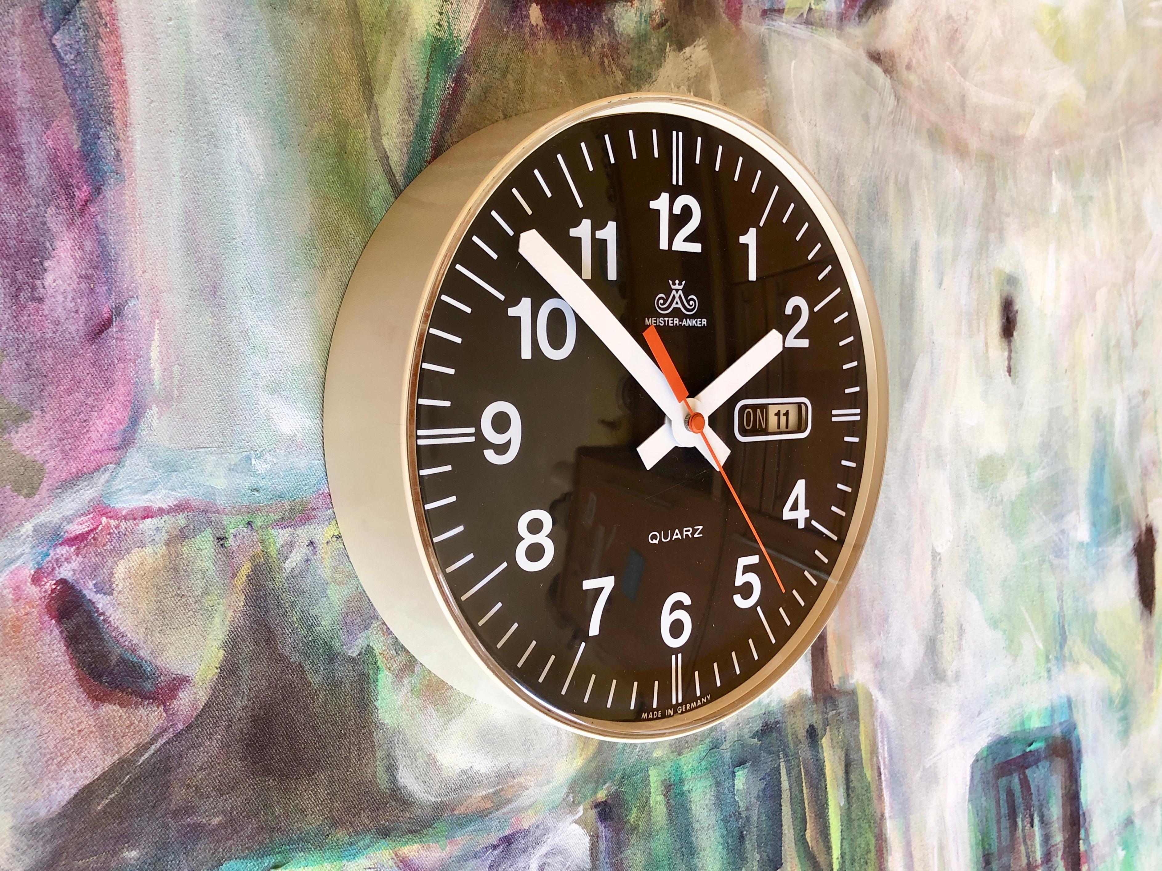 Funky wall clock (quartz) from the 60s - 70s of the 20th century.
By Meister-Anker, made in Germany.
Wonderful mid-century design: minimalist, high-contrast & timeless.

The cool thing about the watch is first of all the colours, and then the fact