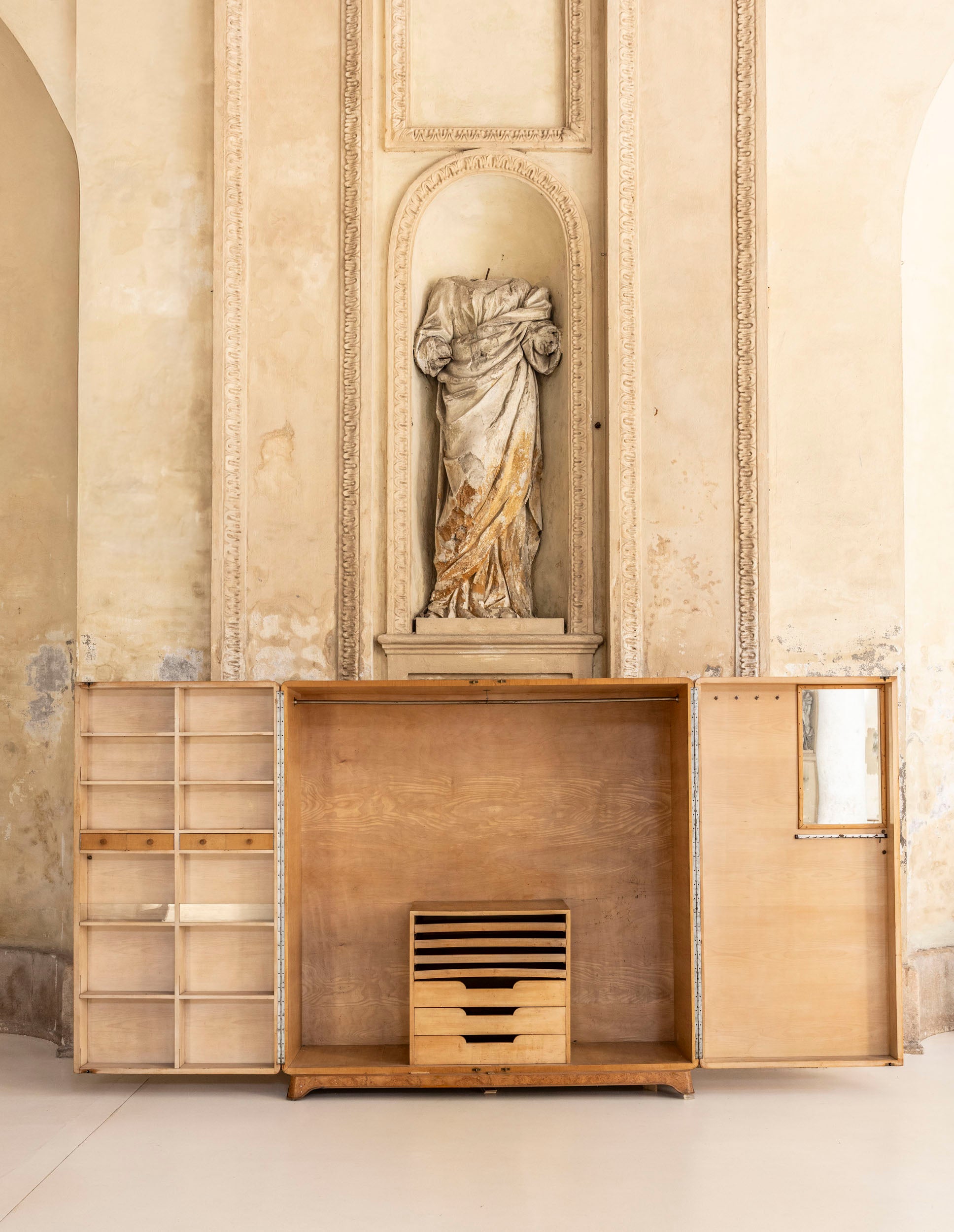 Armadio di metà secolo attribuito a Osvaldo Borsani in legno di radica, Italia, anni '40
Elegante armadio italiano attribuito a Osvaldo Borsani, realizzato negli anni '40 con un'impiallacciatura in radica dai toni caldi e proporzioni raffinate e