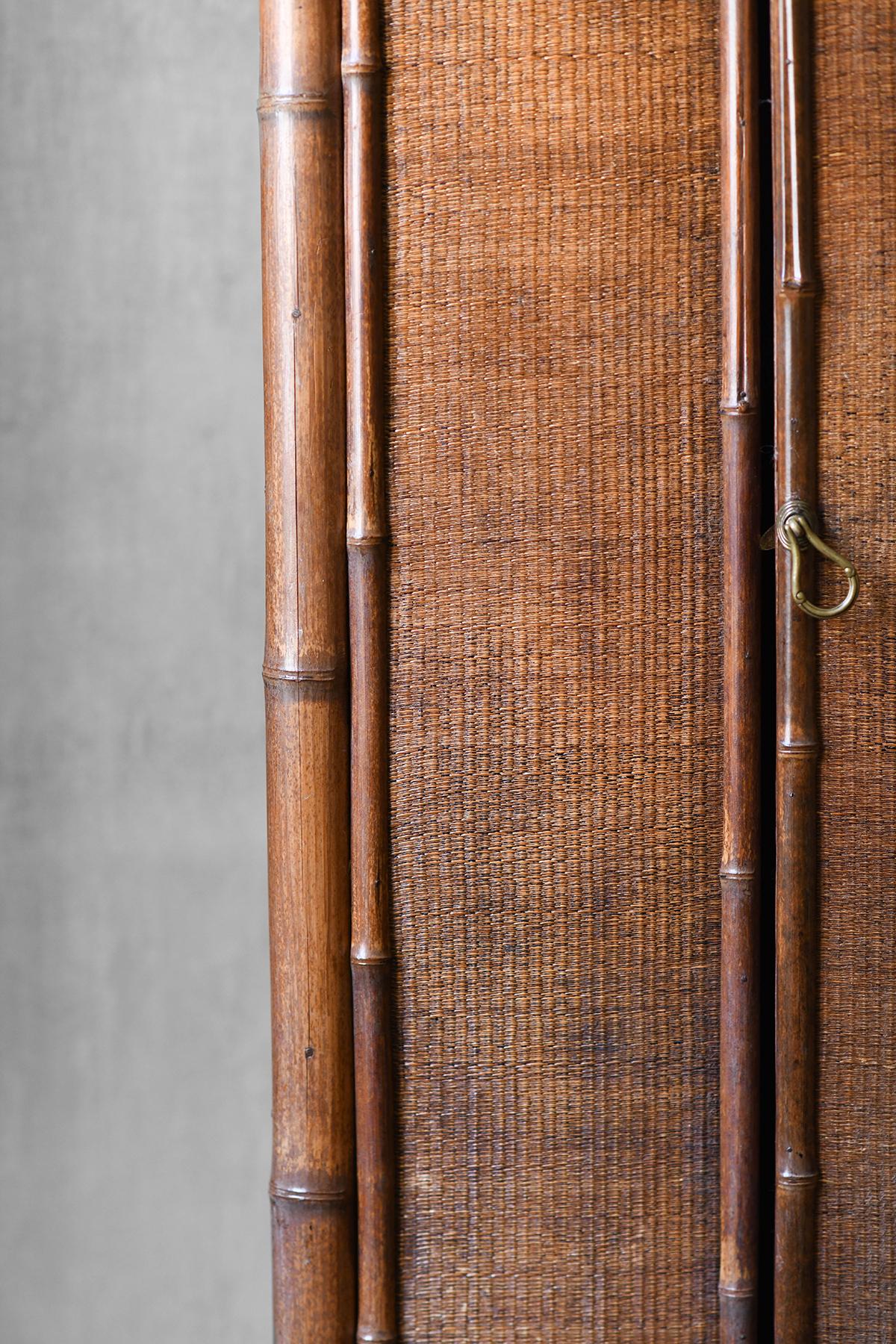 Kommode aus Bambusschilfrohr und geflochtenem Rattan mit Messingdetails aus der Mitte des Jahrhunderts (Italienisch) im Angebot