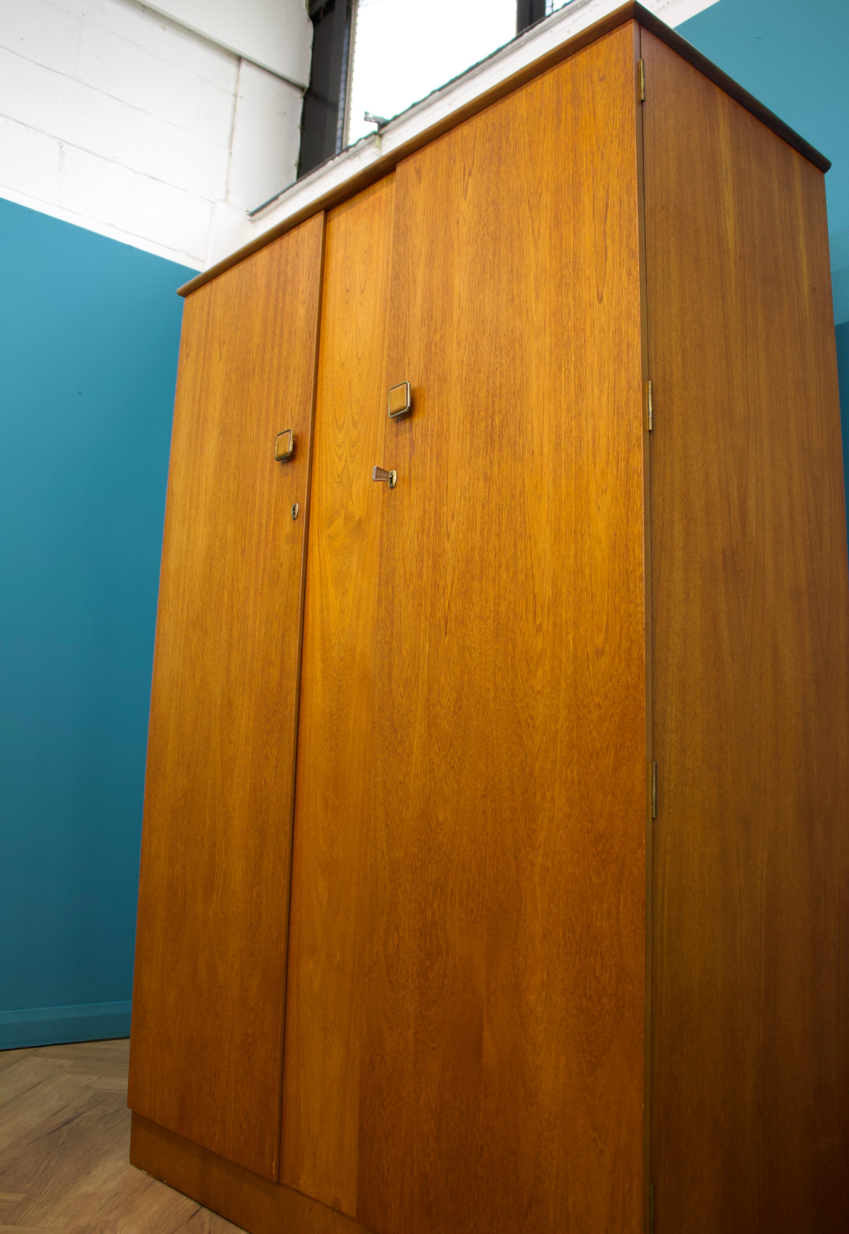 Mid Century Wardrobe in Teak and Veneer from Homeworthy, 1960s In Good Condition For Sale In South Shields, GB