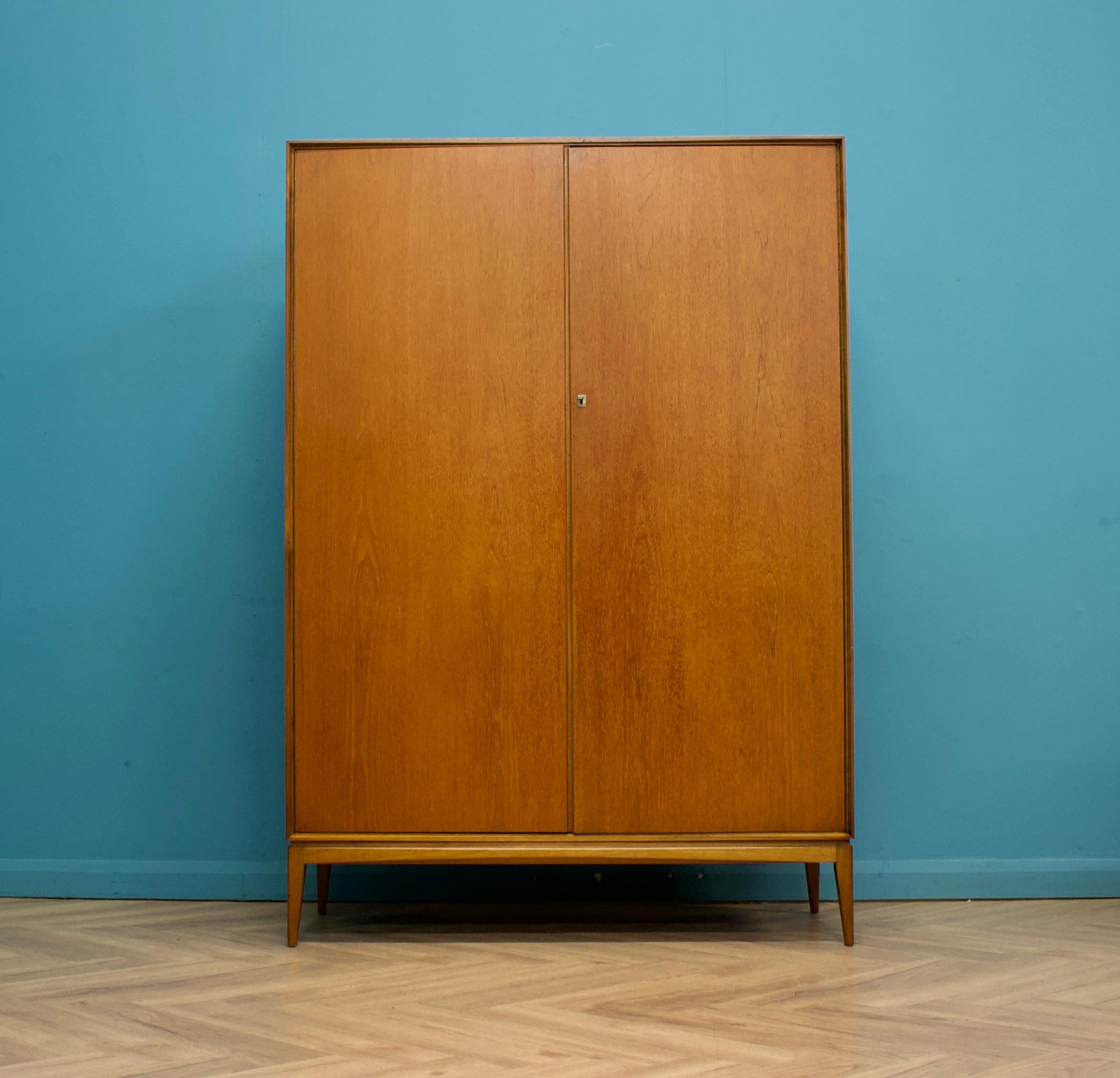 Mid-Century moderno Armadio di metà secolo in teak e impiallacciato di McIntosh, anni '60 in vendita